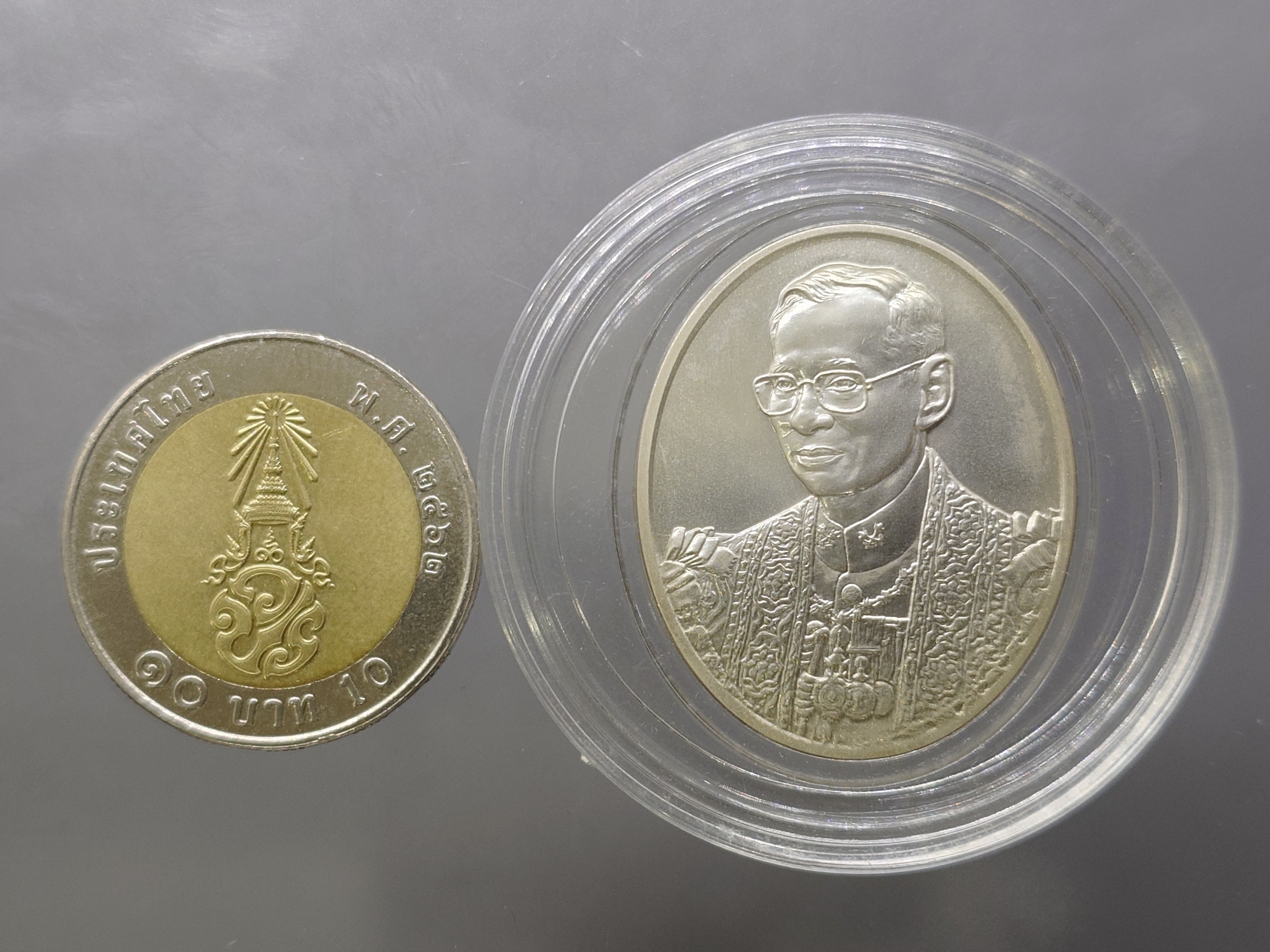 เหรียญพระบรมรูปพระบาทสมเด็จพระเจ้าอยู่หัว ที่ระลึก 100 ปี โรงพยาบาลจุฬาลงกรณ์ สภากาชาดไทย พ.ศ.2557