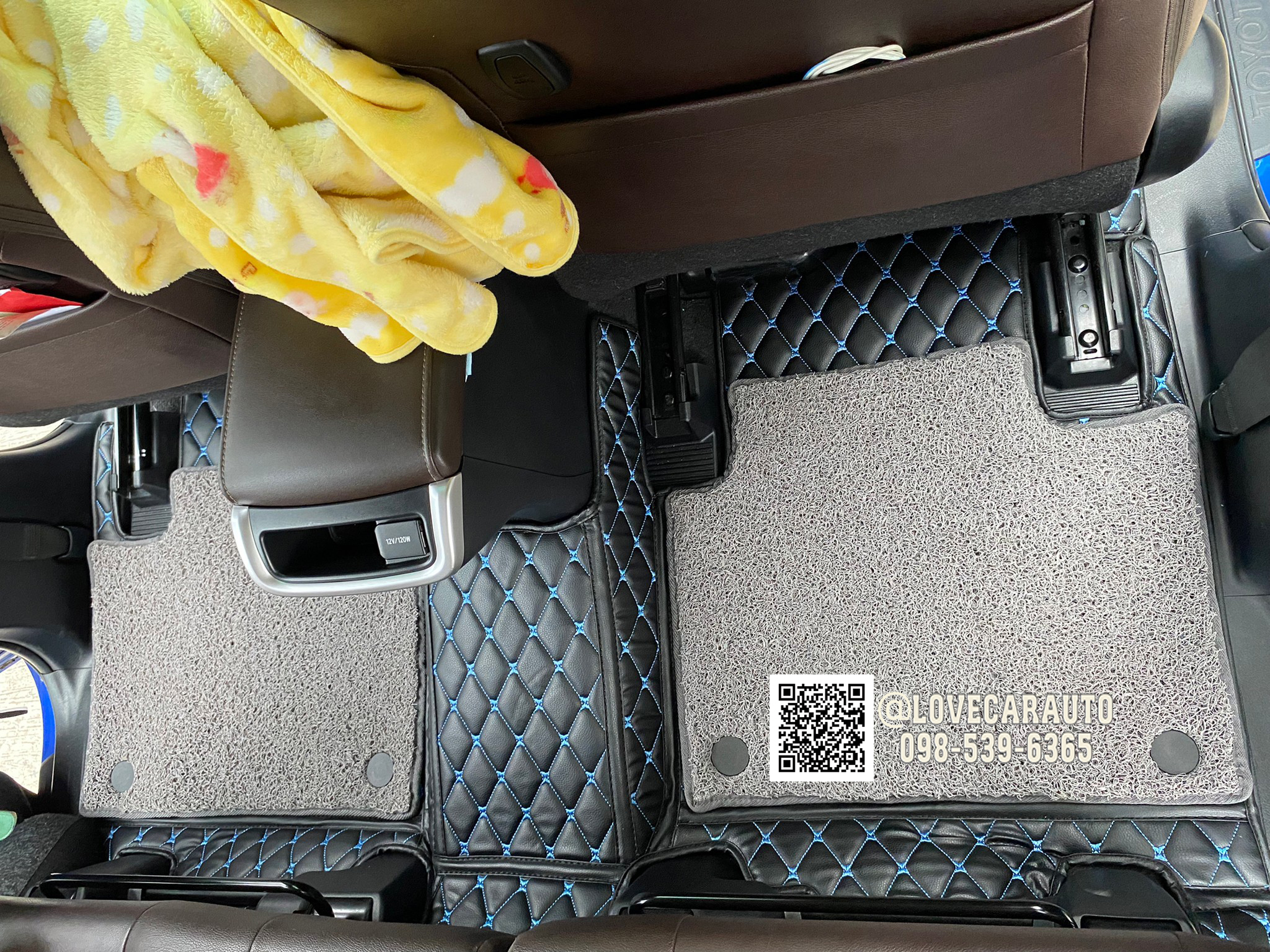 พรมปูพื้นรถยนต์ พรม7D Toyota Fortuner 2020 สีดำด้ายฟ้า +ไวนิลสีเทา