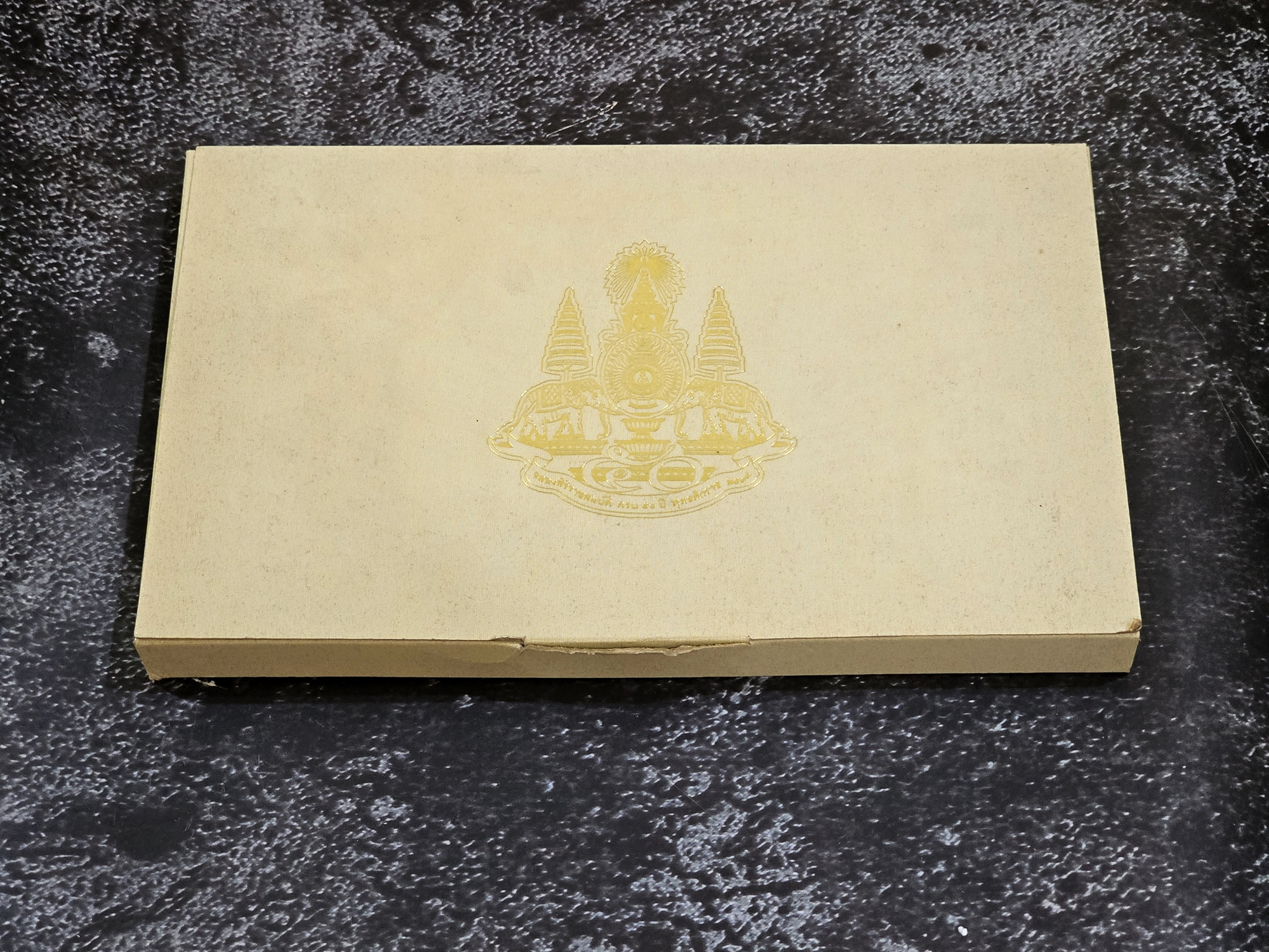 ธนบัตรที่ระลึก 500 บาทแบบพิเศษ พระบาทสมเด็จพระเจ้าอยู่หัวรัชกาลที่ 9 ฉลองสิริราชสมบัติครบ 50 ปี พร้อมปกผ้าไหม หนังสือและกล่อง (ไม่มีซองขาวและหนังสือ)