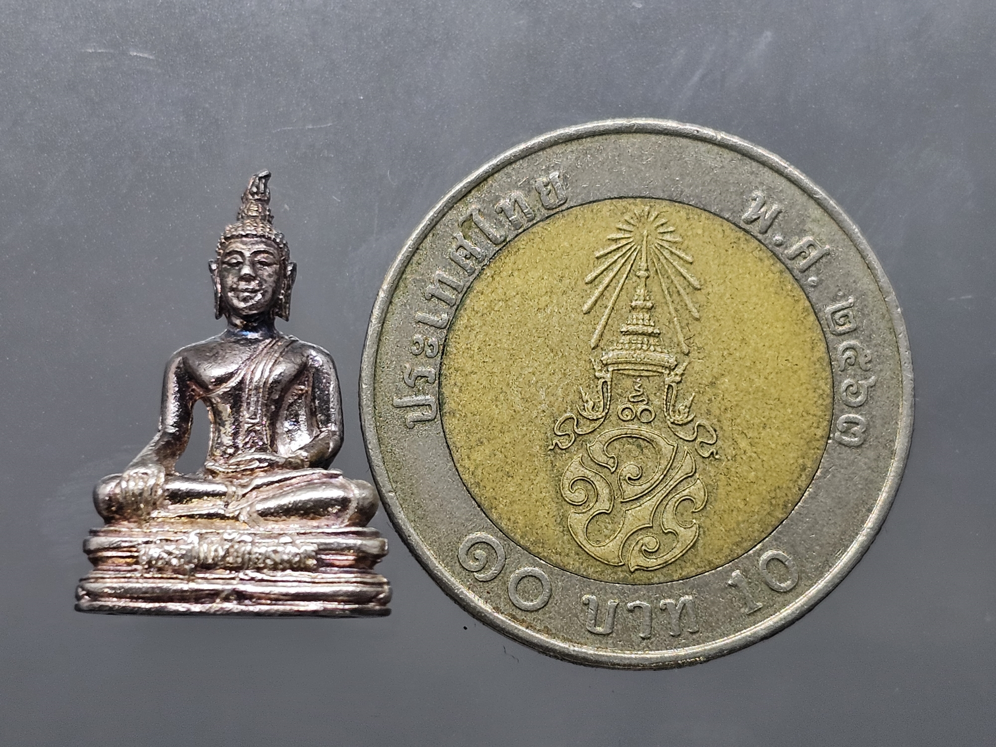 รูปหล่อพระพุทธมหาสุวรรณปฎิมากร (หลวงพ่อทองคำ สุโขทัยไตรมิตร) วัดไตรมิตรฯ สมโภชพระมหามณฑป ปี 2552 เนื้อเงิน พร้อมกล่องเดิม