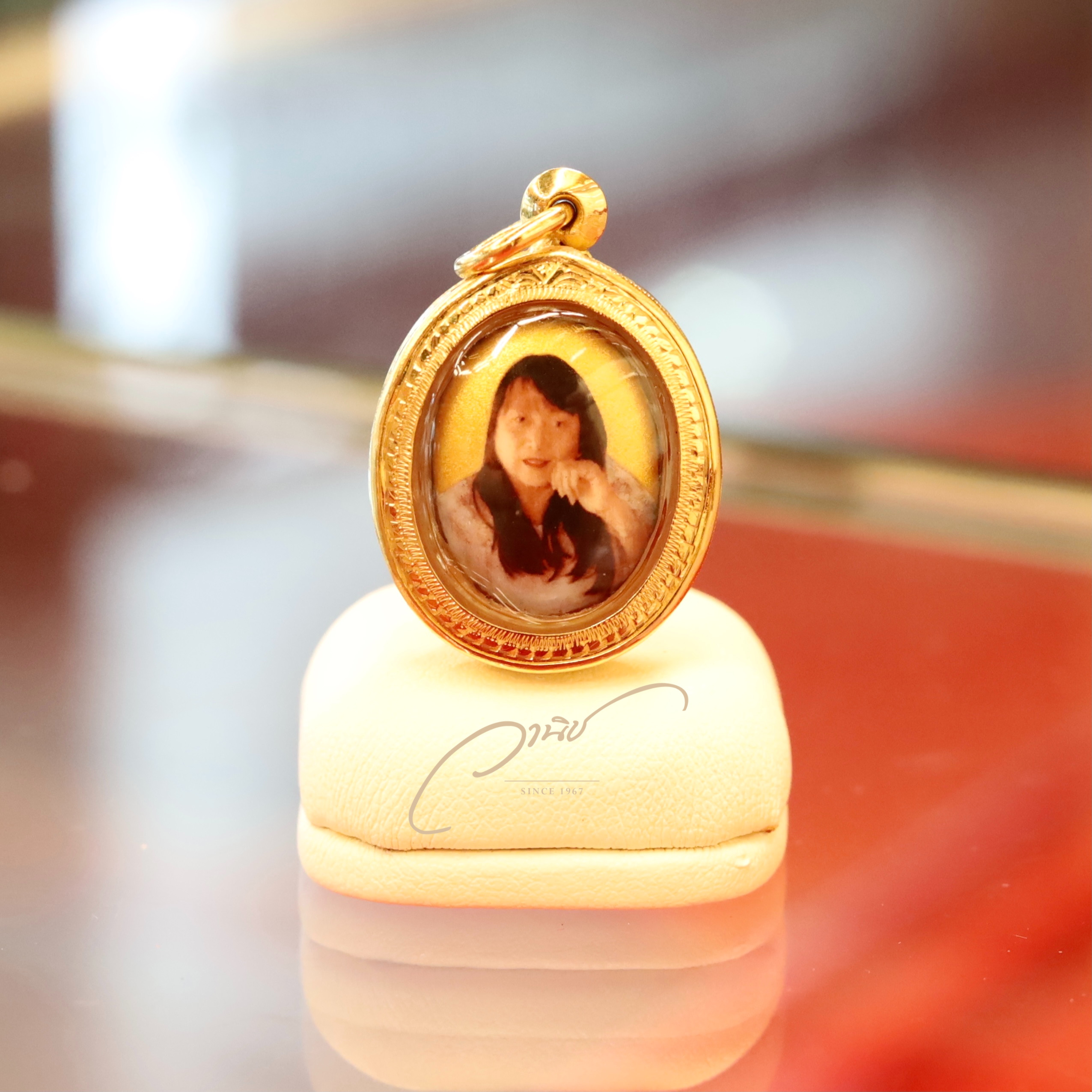 รับทำล็อกเก็ตเลี่ยมทองฝังพลอย ล็อกเก็ตเลี่ยมทอง จี้ล็อกเก็ตฝังพลอย จี้ล็อกเก็ตทอง จี้รูปภาพ จี้รูปพ่อแม่ จี้ทองคำแท้ ล็อคเก็ต Gold Locket