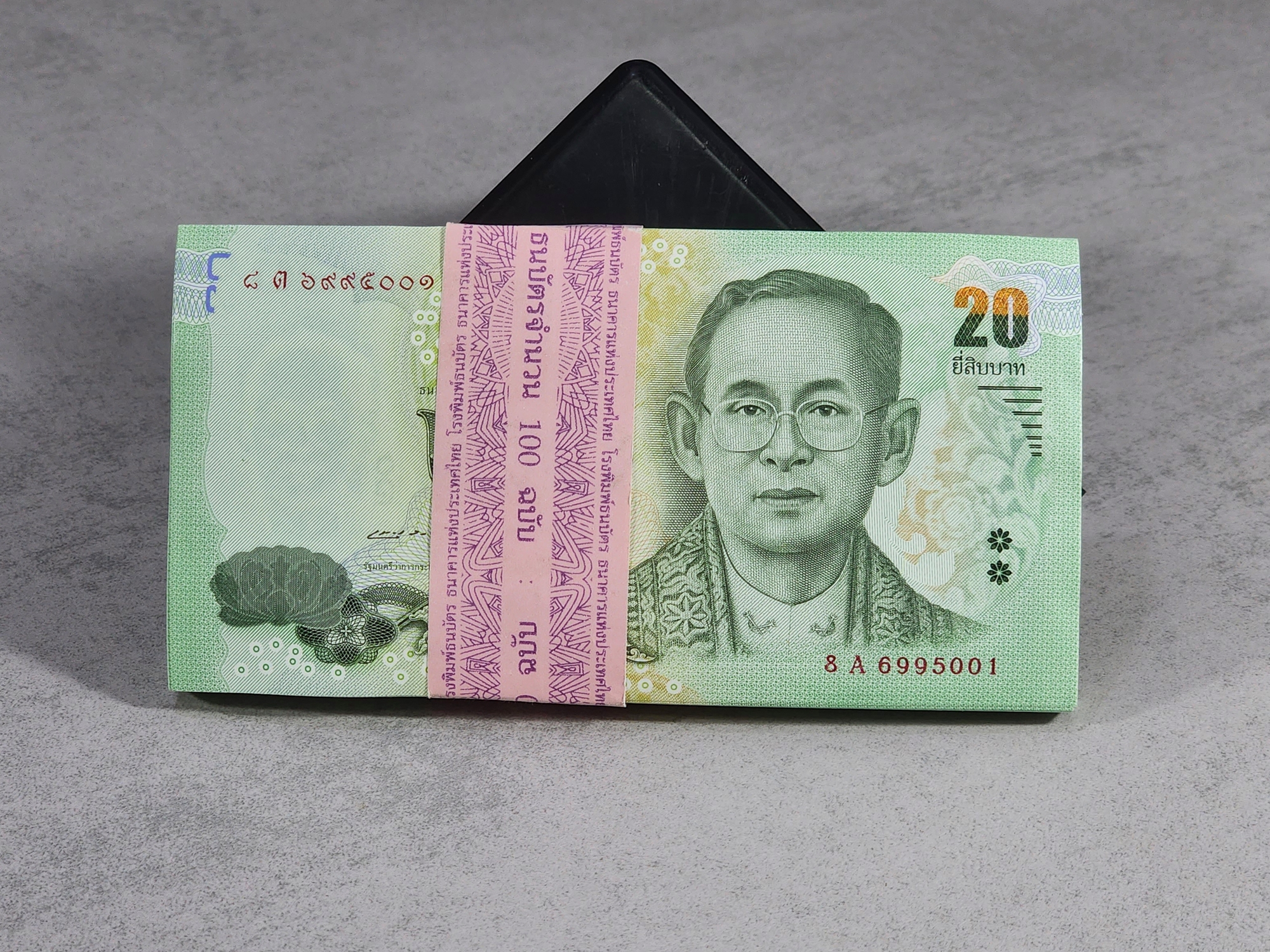 ธนบัตรยกแหนบ 100 ใบ เรียงเลข ธนบัตร 20 บาท แบบ 16 ไม่ผ่านใช้งาน สภาพสวยๆ พร้อมบรรจุตลับ