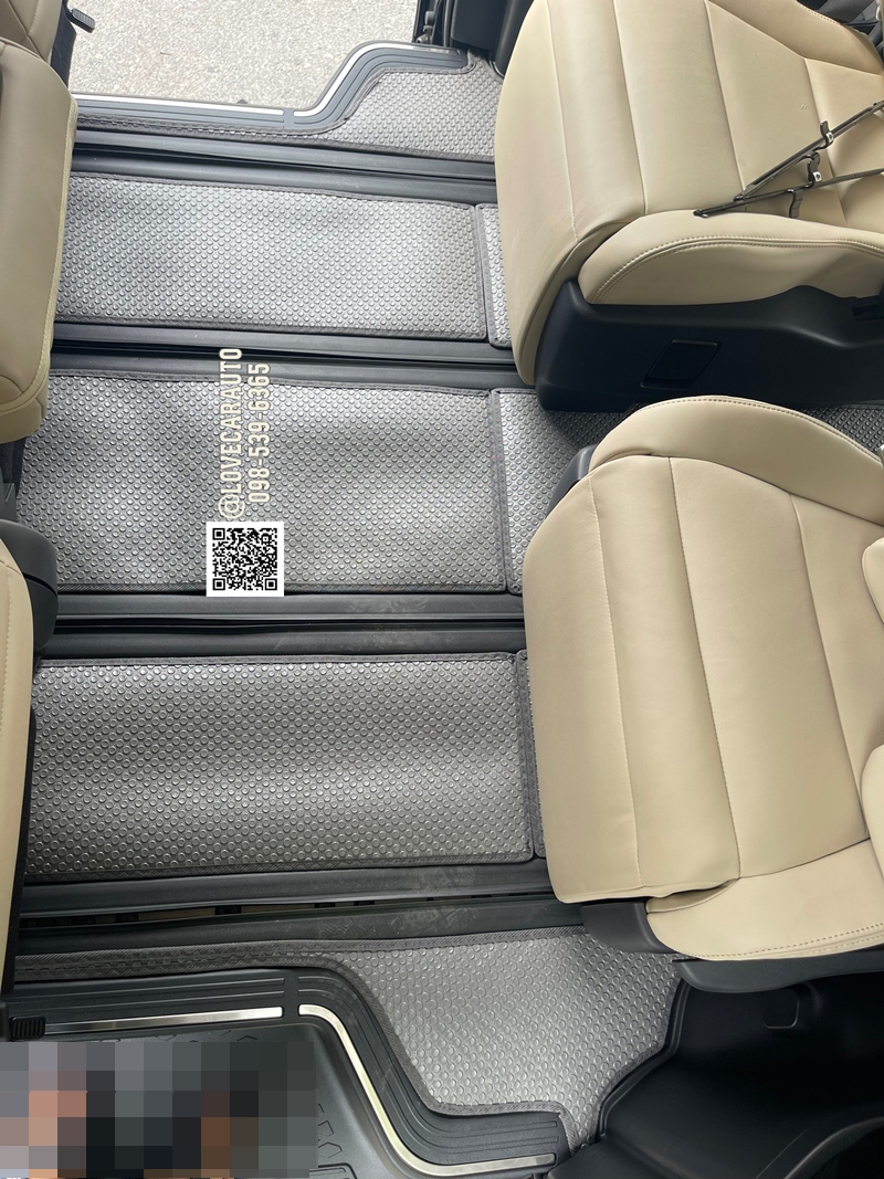 พรมปูพื้นรถยนต์ Toyota Majesty 2024 กระดุมเล็กสีเทา