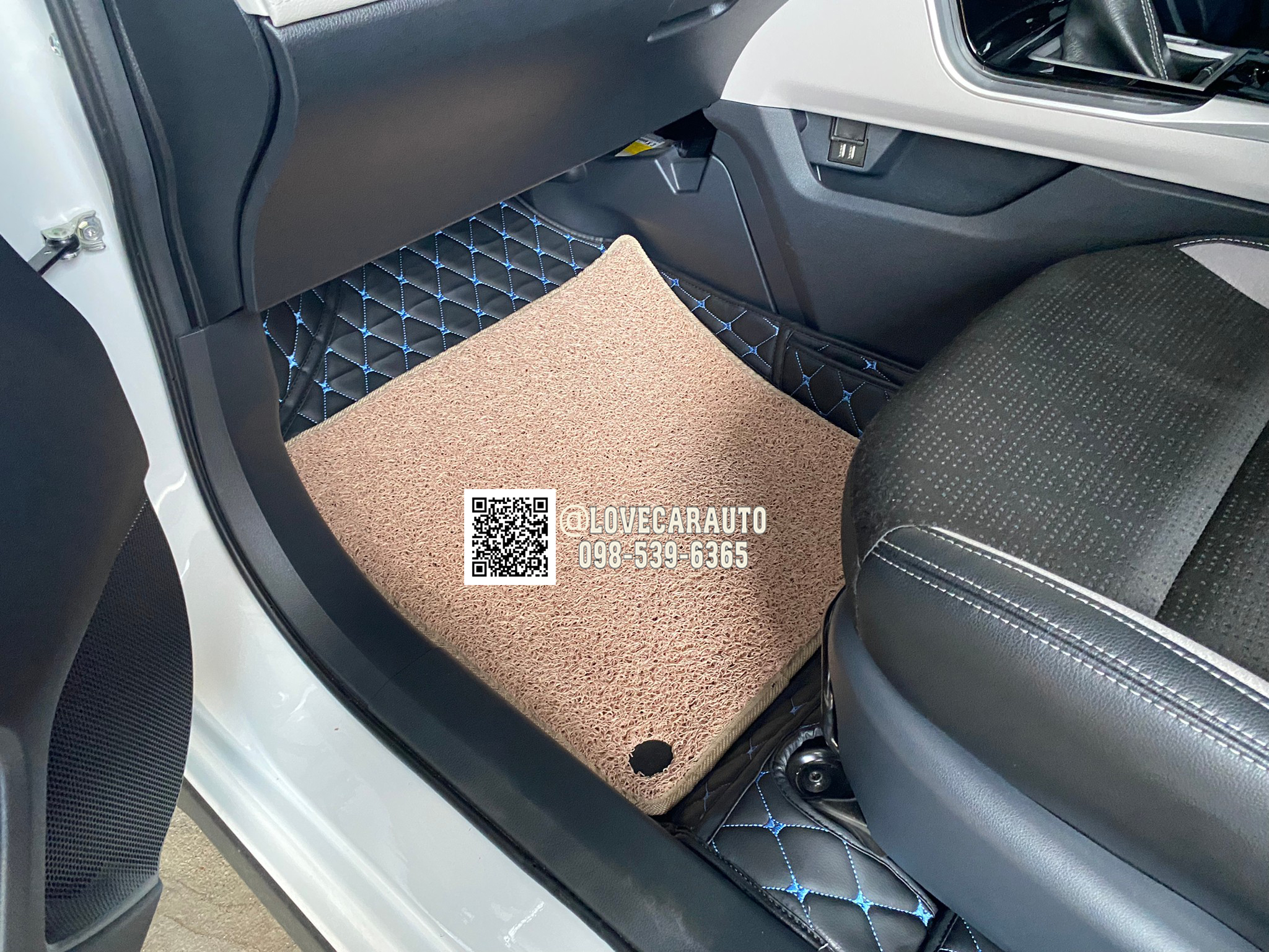 พรมปูพื้นรถยนต์ 7D Toyota Veloz สีดำด้ายฟ้า+ไวนิลสีครีม