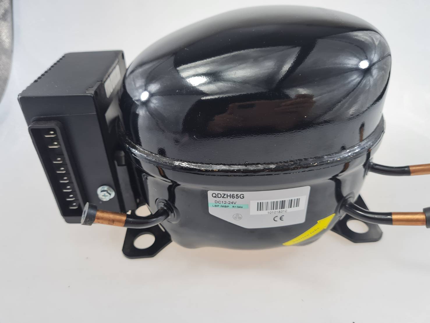 QDZH65G R143 DC compressor คอมเพรสเชอร์ 210W ใช้แรงดันไฟฟ้า 12V และ 24V ใช้งานกับโซลาเซลล์ได้โดยตรงใช้กับตู้แช่ ตู้เย็นต่างๆ