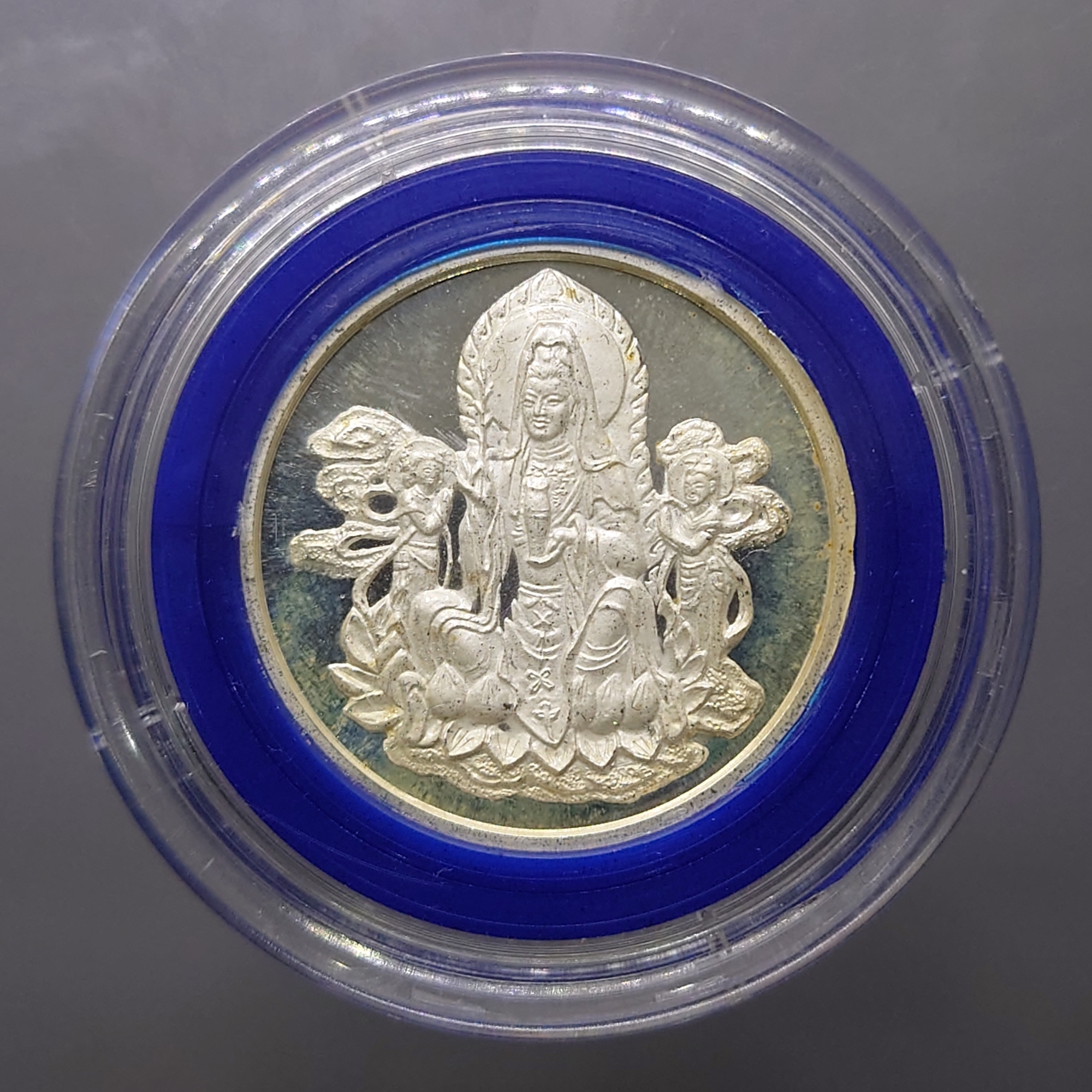เหรียญพระโพธิสัตว์กวนอิม หลังมังกร เนื้อเงิน วัดหัวลำโพง พ.ศ.2537 พร้อมตลับเดิม