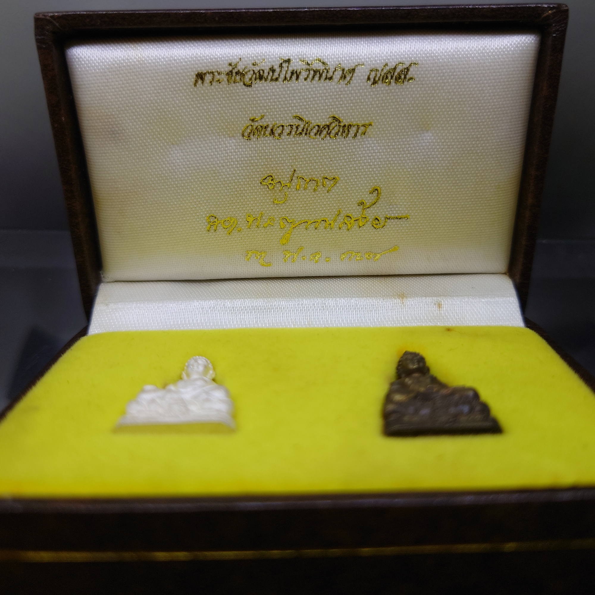 พระชัยวัฒน์ไพรีพินาศ (ชุด 2 องค์ เนื้อเงิน เนื้อนวะ สูง 2 เซ็น) ญสส วัดบวรนิเวศวิหาร ปี2537 พร้อมกล่องเดิม สภาพสวย