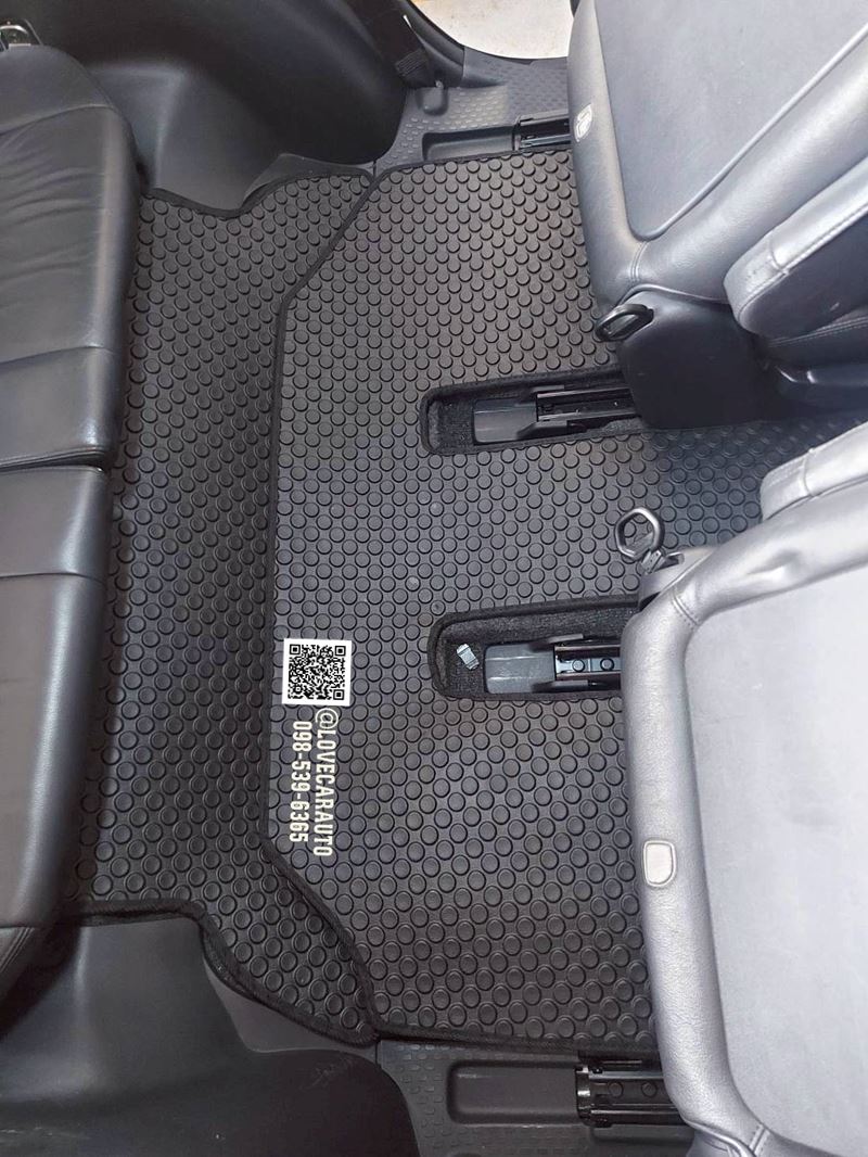 พรมกระดุมปูพื้นรถยนต์ Toyota Wish กระดุมสีดำ