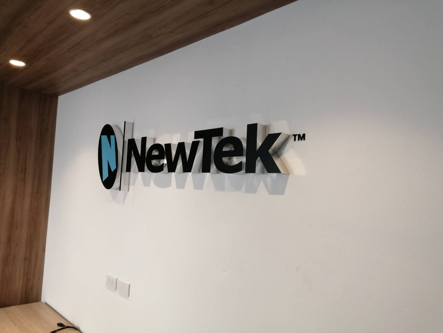 ป้ายไฟตัวอักษรอลูมิเนียม งานNEWTEK