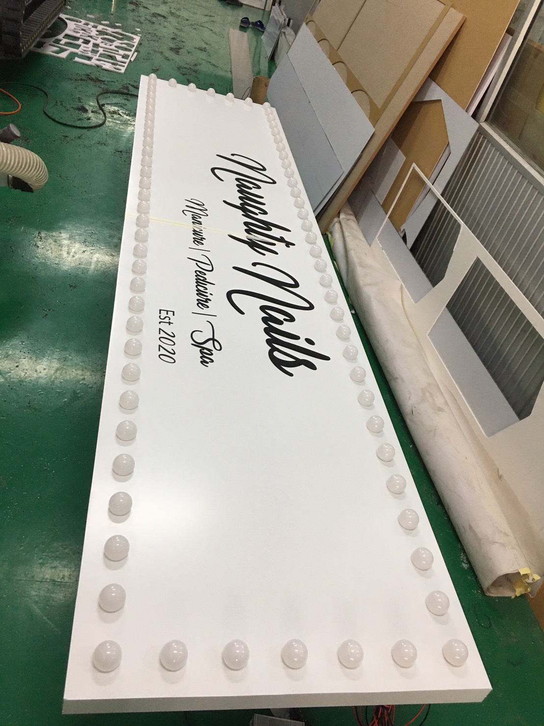 ป้ายไฟวินเทจไฟหัวปิงปอง งานNaughty Nails