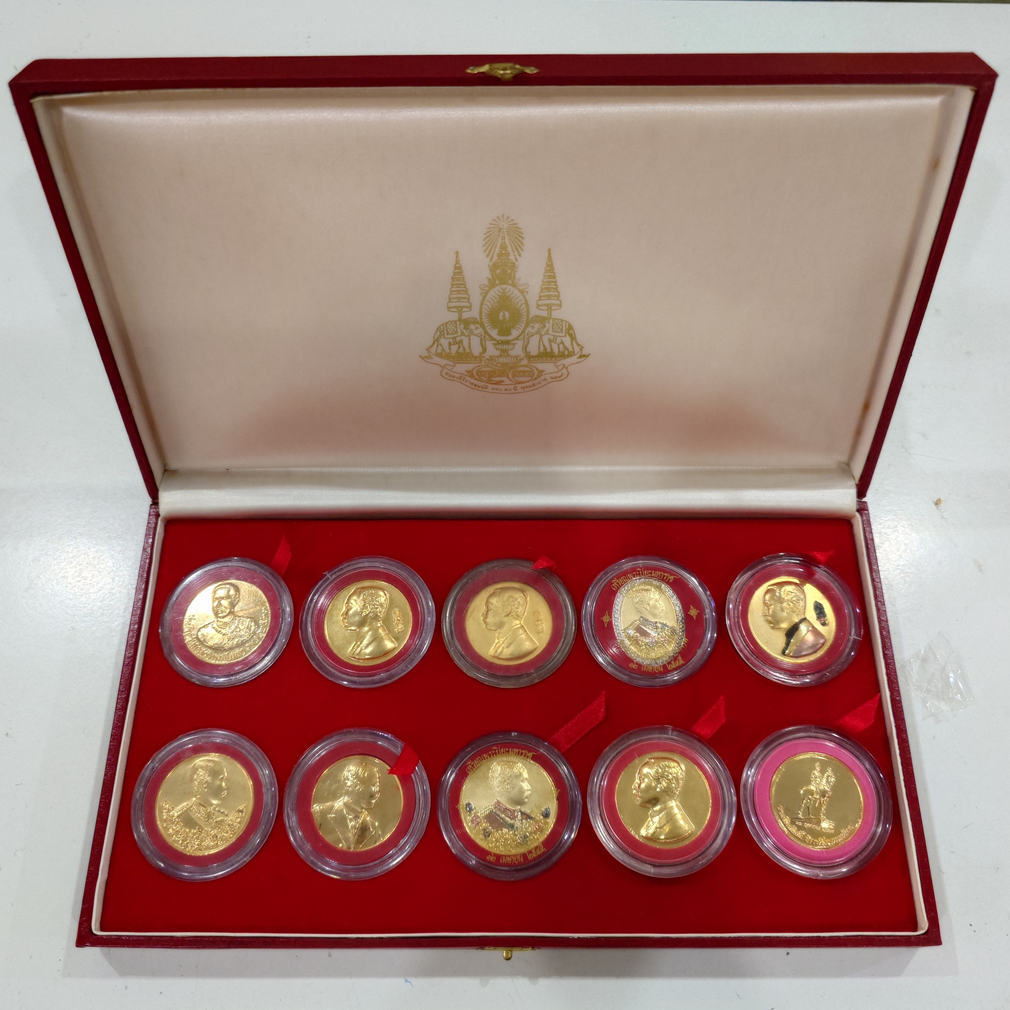 เหรียญที่ระลึก รัชกาลที่ 5 เนื้อโลหะชุบสามกษัตริย์ 10 เหรียญ พร้อมกล่องที่ระลึกฉลองสิริราชสมบัติครบ 50 ปี รัชกาลที่9 ปี2539