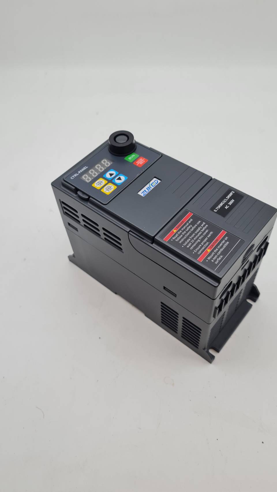 อินเวอร์เตอร์ 750W 380V 3เฟส ควบคุมความเร็วรอบมอเตอร์ใช้กับงานสายพานลำเรียง