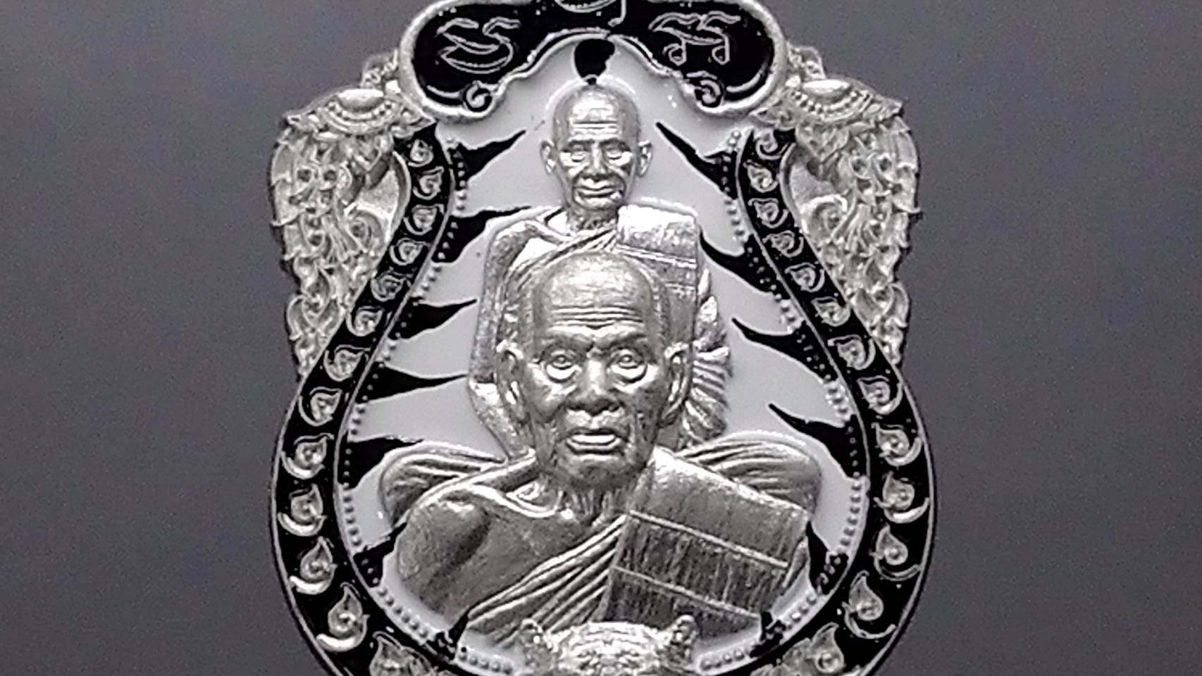 เหรียญเสมาเสือคาบดาบ 3 เนื้อปีกเครื่องบิน ลงยาเสือขาว ขอบดำ หลังเสือคู่ หลวงพ่อพัฒน์ วัดห้วยด้วน โคท 609