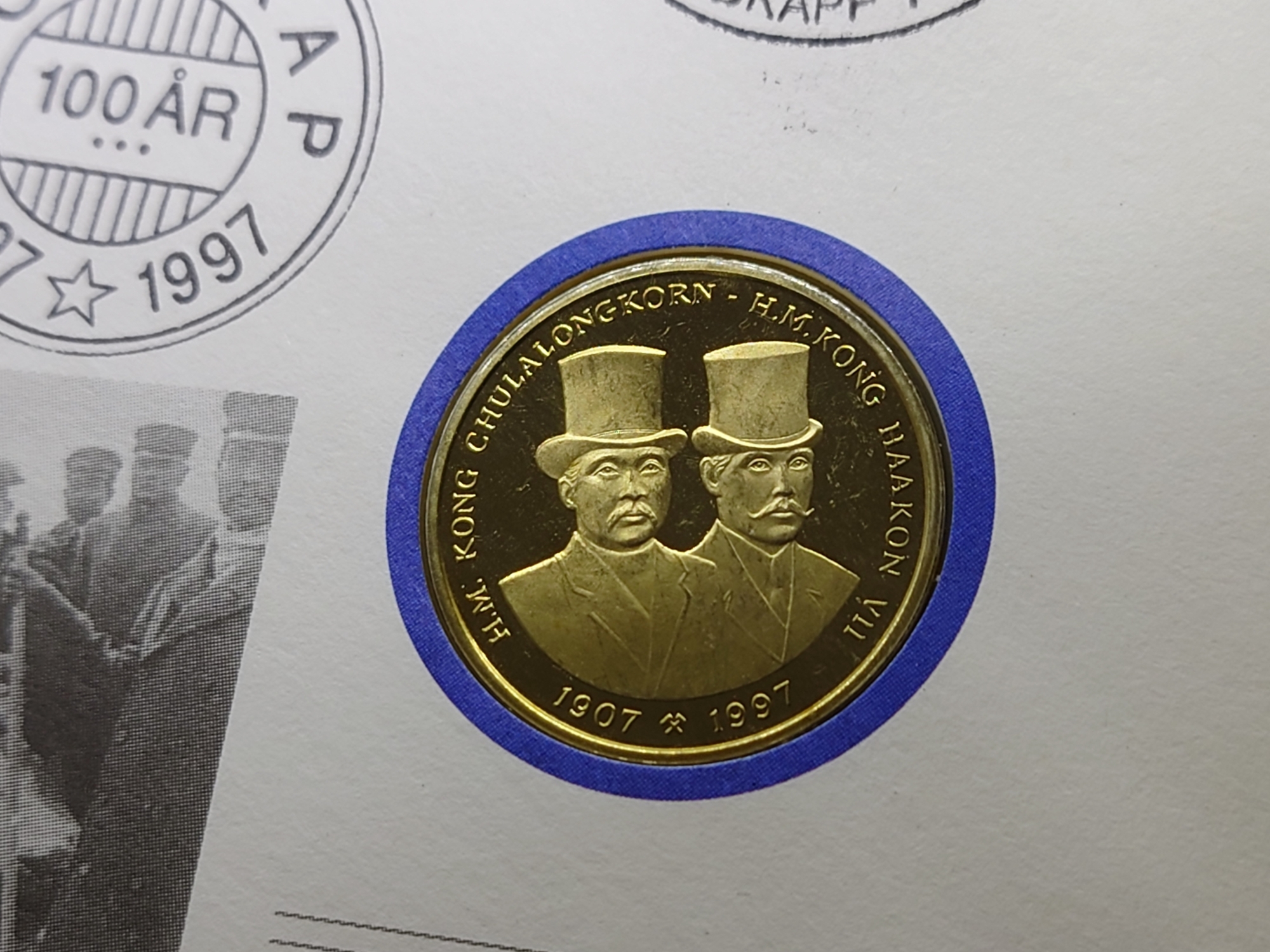 ชุดซองไปรษณีย์พร้อมเหรียญ เหรียญขัดเงาที่ระลึก ร5 ทรงสลักหินที่แหลมนอร์ทเคป นอรเวย์ (หน้าคู่) 1907-1997 ไม่ผ่านใช้ ไม่แกะซอง สภาพเดิมๆ หายากมาก