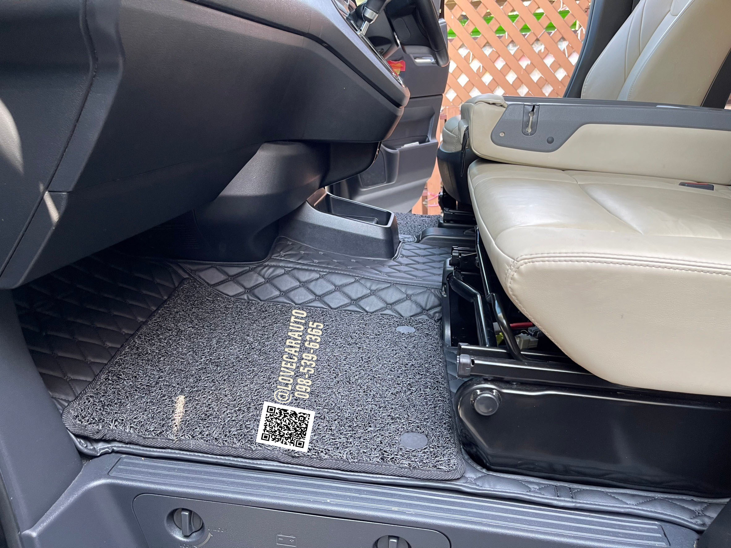 พรมปูพื้นรถยนต์ 7D Toyota majesty สีดำด้ายดำ คู่หน้า ไวนิลสีดำ