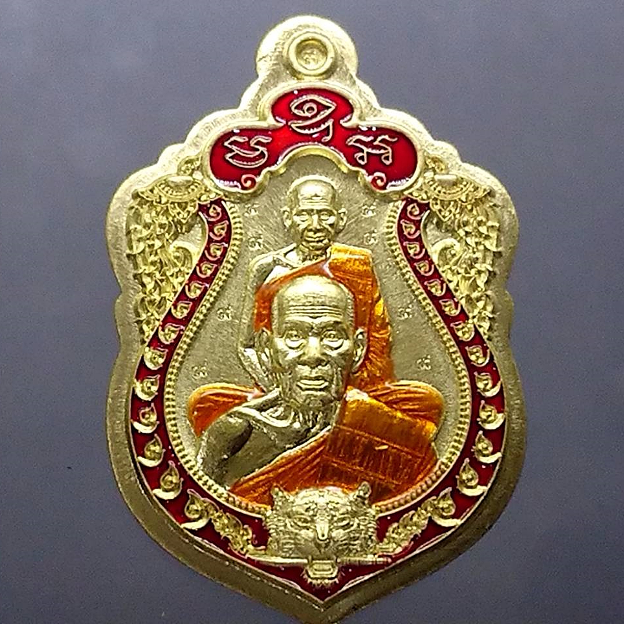 เหรียญเสมาเสือคาบดาบ 3 เนื้อทองทิพย์ ไม่ตัดปีก ตอก 9 รอบ ขอบแดง ซุ้มแดง ลงยาจีวร หลังเสือคู่ หลวงพ่อพัฒน์ วัดห้วยด้วน ปี2564