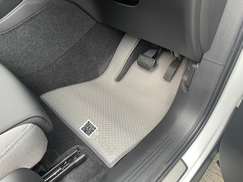 พรมปูพื้นรถยนต์ Volvo XC40 Recharge Twin 2024 กระดุมเล็กเทา