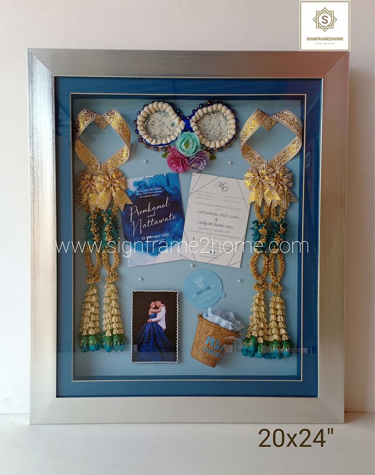กรอบทรงลึกไม้เงินsilverเรียบซ้อน 2 ชั้น เสริมขอบโฟโต้เม้าสีน้ำเงิน navy blue ปูพื้นสีฟ้า ขนาด 20x24 นิ้ว