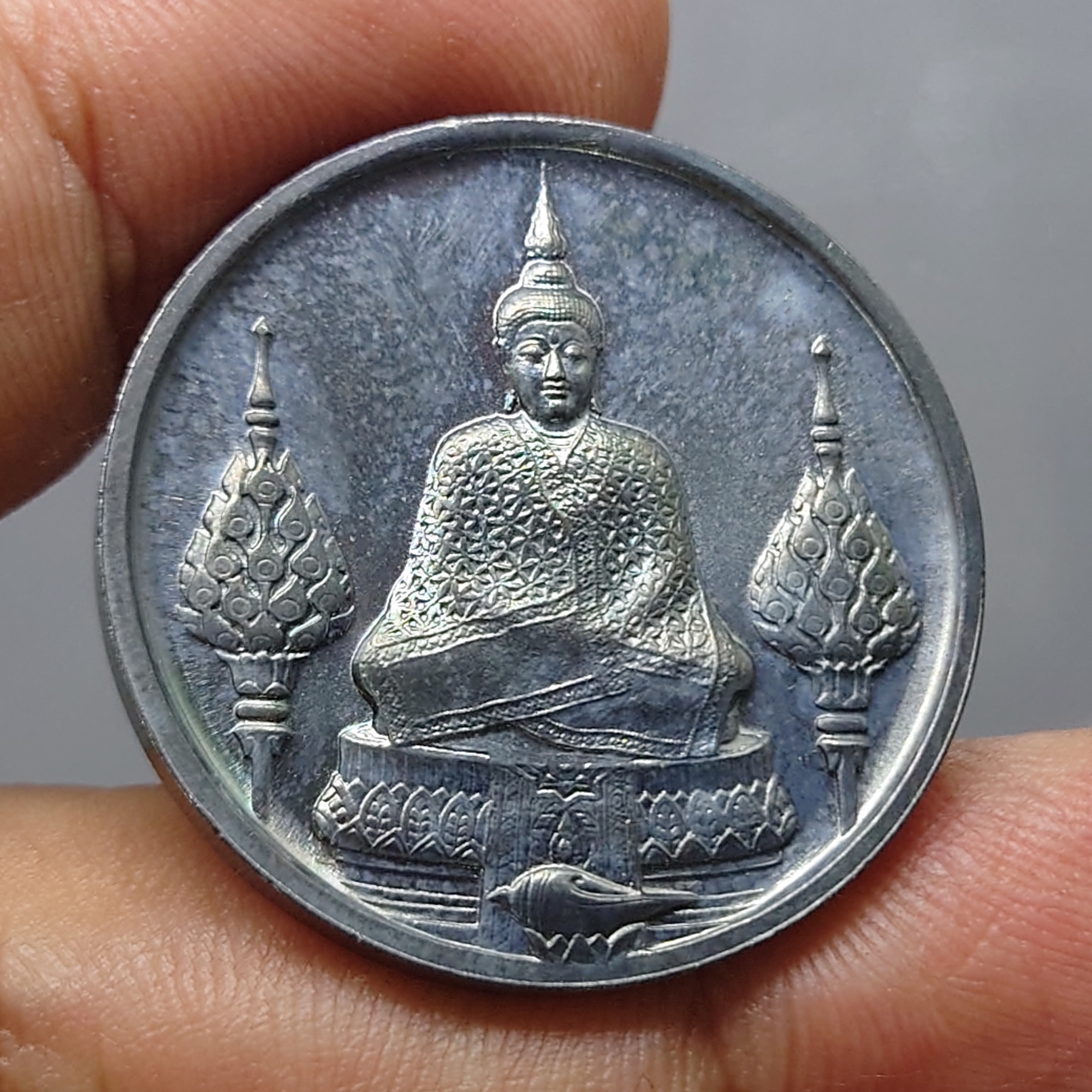 เหรียญพระแก้วมรกต ภปร รุ่นสอง ทรงเครื่องฤดูหนาว เนื้อเงิน ฉลองกรุงรัตนโกสินทร์ 200 ปี พ.ศ.2525 พร้อมกล่องเดิม