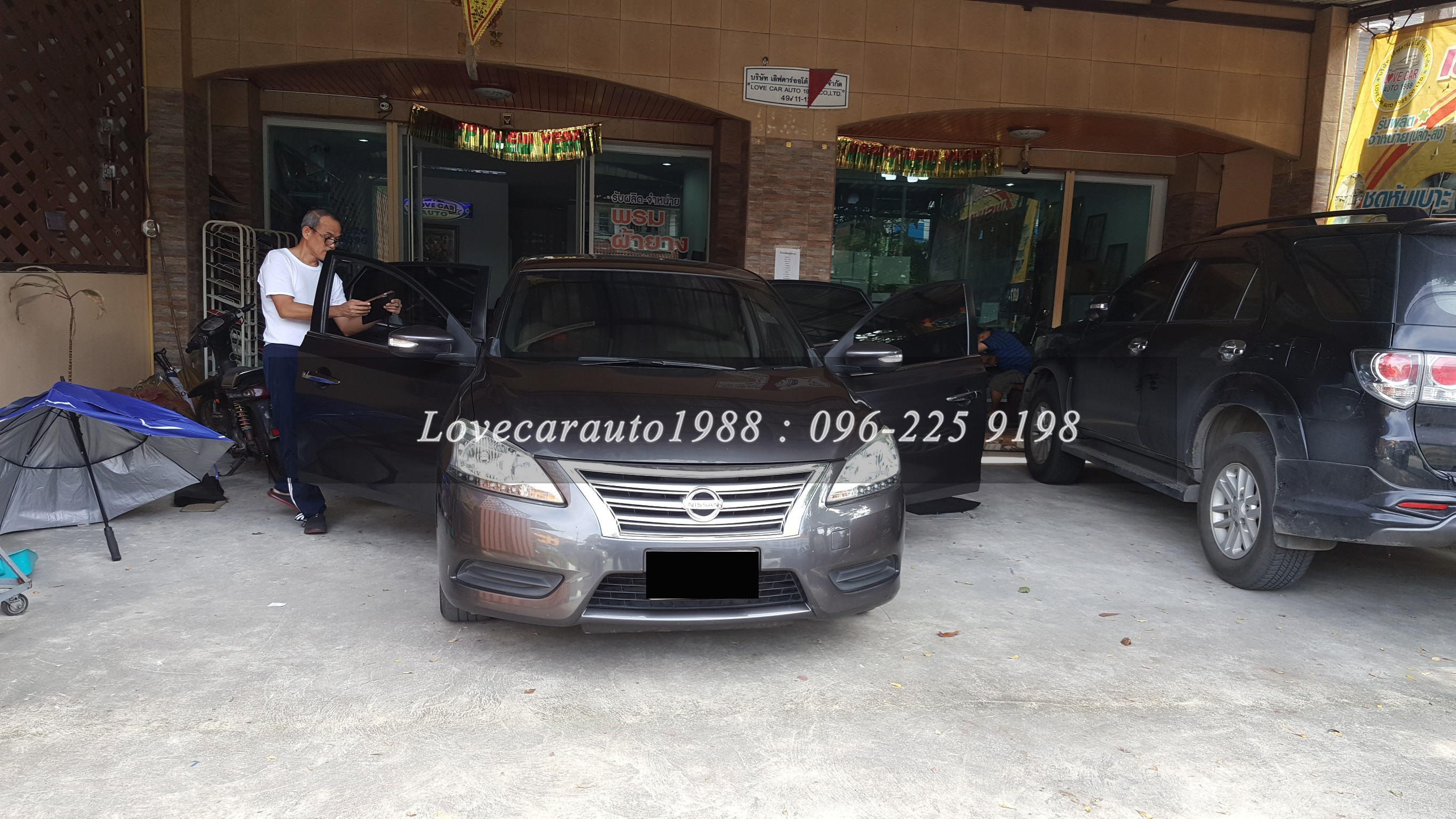 ยางปูพื้นรถยนต์ Nissan Sylphy ลายกระดุมเล็กสีครีม