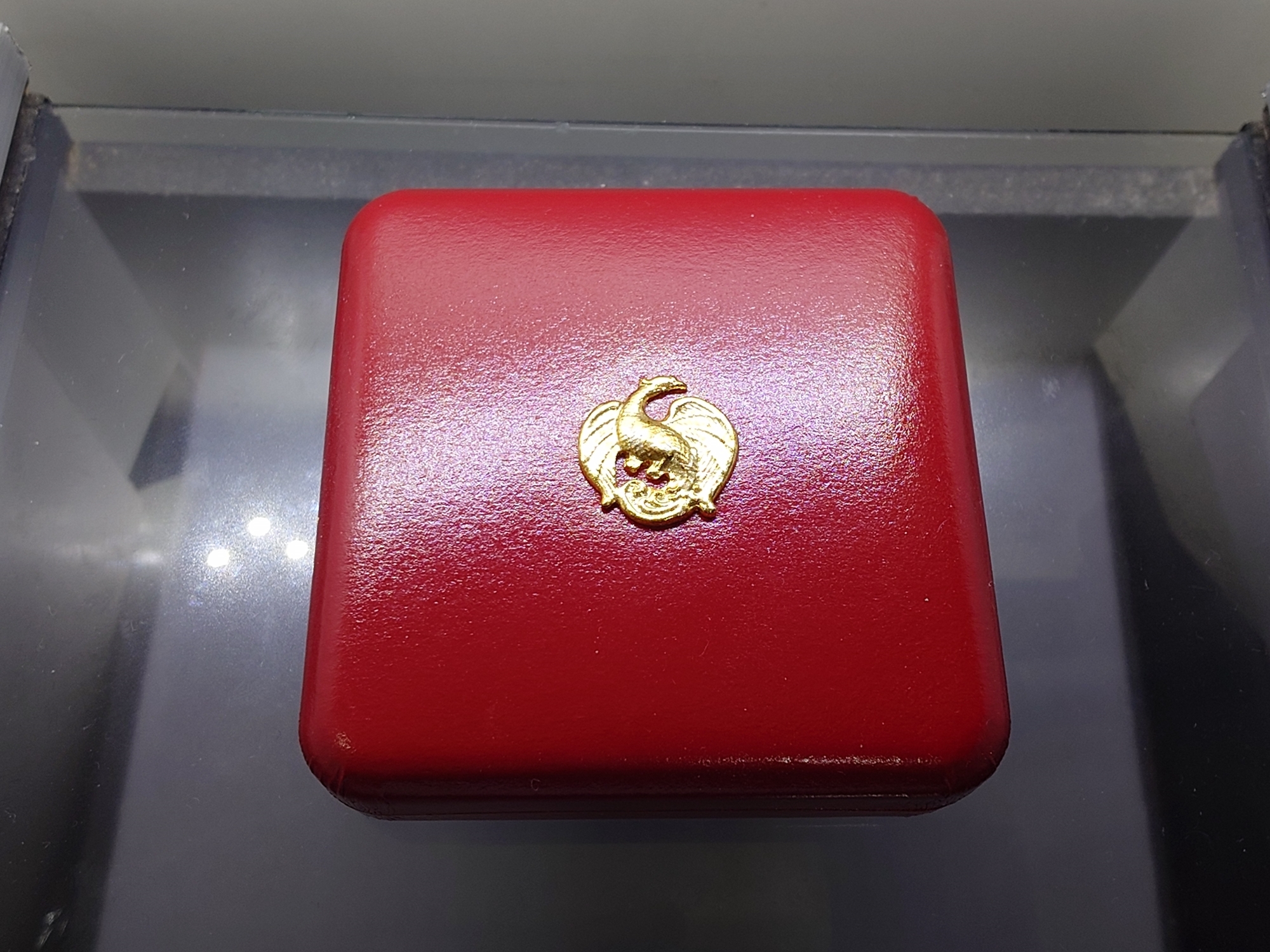 เหรียญที่ระลึกอนุสรณ์การพระราชพิธีถวายพระเพลิงพระบรมศพ สมเด็จย่า พ.ศ.2539 เนื้อเงิน พร้อมกล่องหนัง