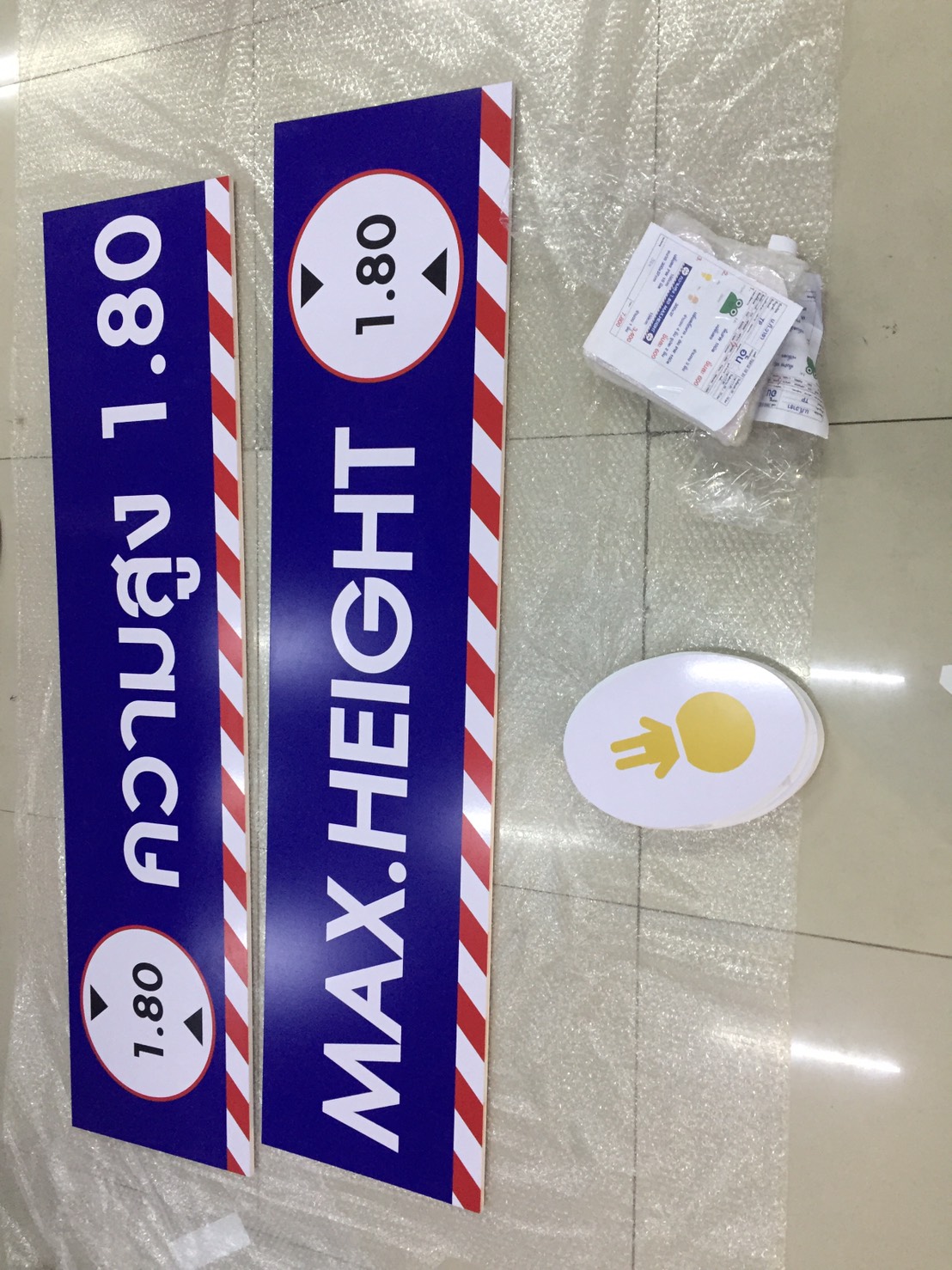 งานปริ้นท์สติกเกอร์ลงบนแผ่นอะคริลิค งานระวังความสูง อย่าเกิน180