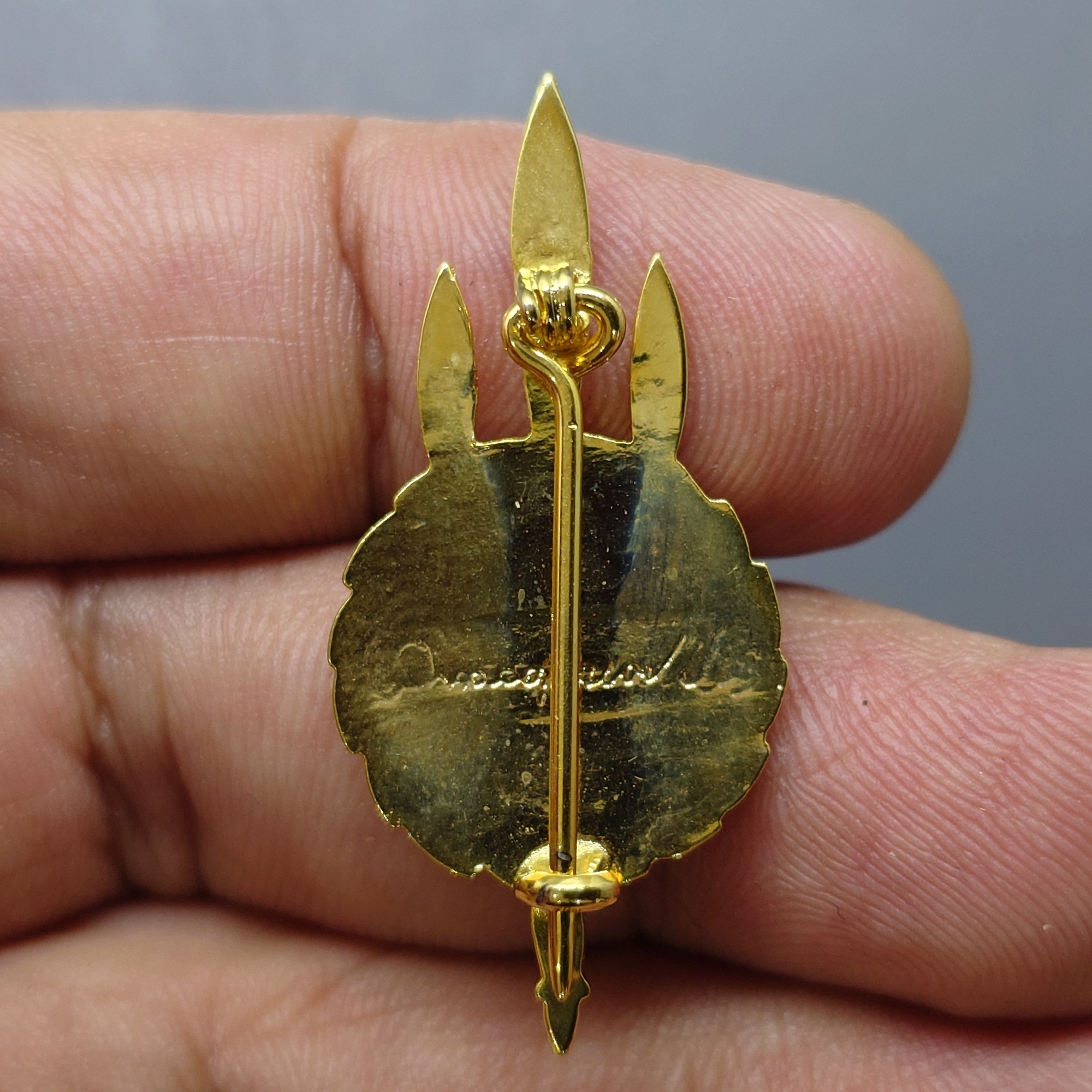 เข็มกลัดตรีเพชร หลังลายเซ็น " ภูมิพลอดุลยเดช" ในหลวง ร.9 ออก วัดบวรนิเวศวิหาร ปี 2530 พล้อมตลับเดิม