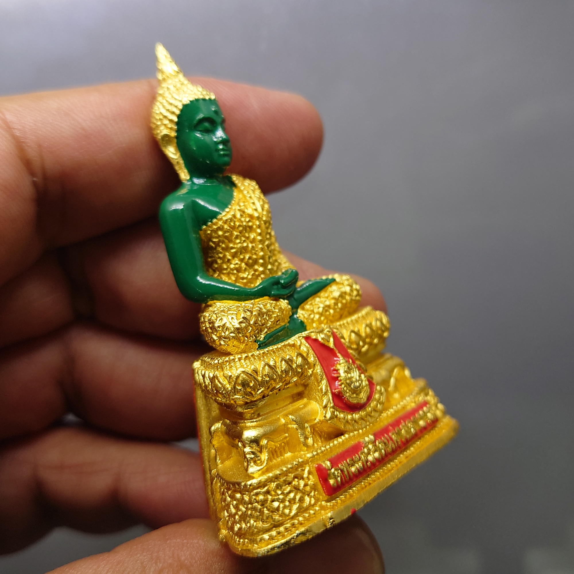 พระแก้วมรกต ทรงฤดูฝน (ขนาดสูง 6.3 เซน) เนื้อโลหะเคลือบสีเขียว เครื่องทรงชุบทอง สำนักพระราชวัง สร้าง พุทธาภิเษก ณ วัดพระศรีรัตนศาสดาราม พ.ศ.2547 ซีลเดิม รับประกันแท้