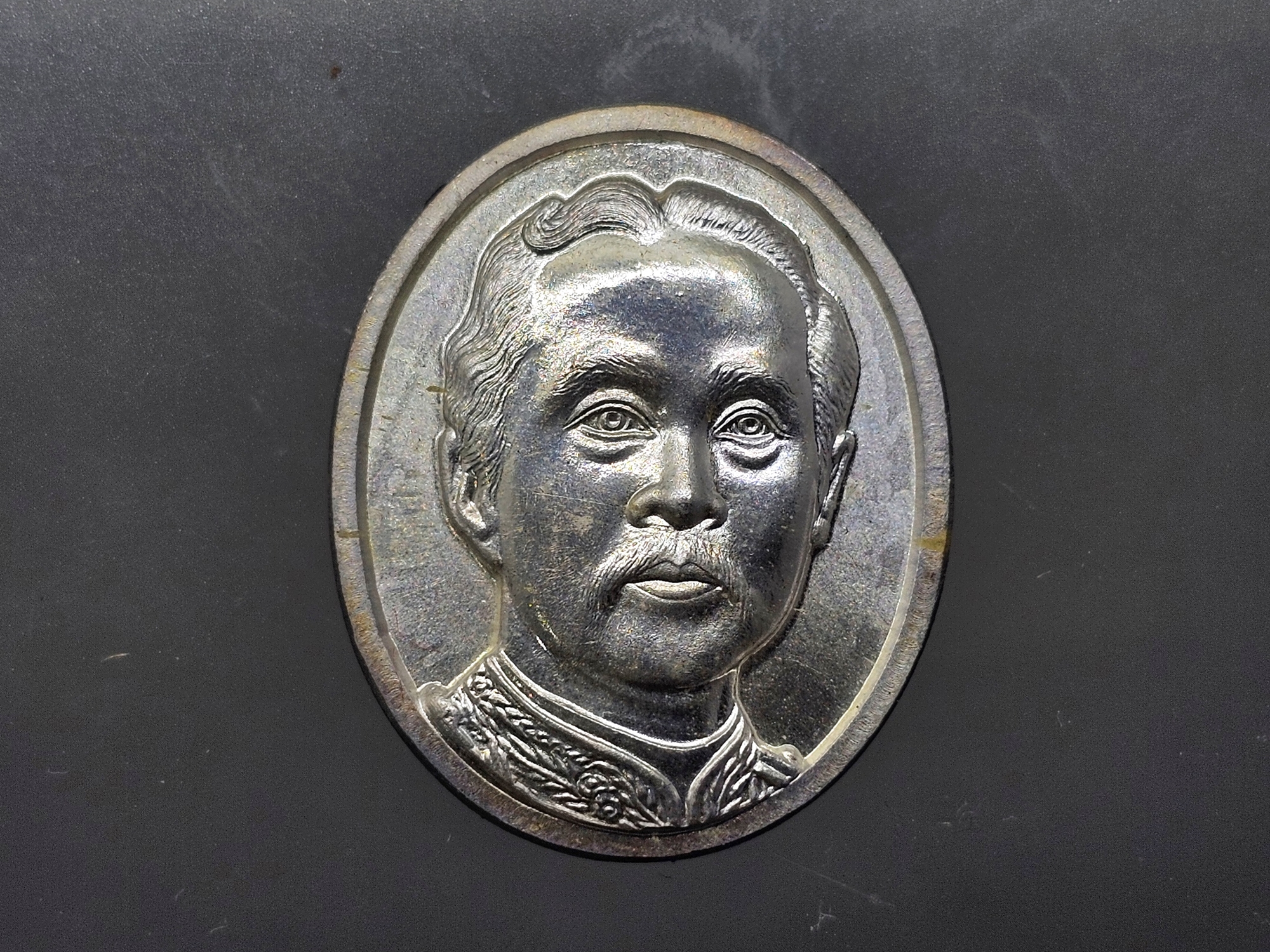 เหรียญที่ระลึก ร. 5 หลัง จปร. เนื้อเงิน ที่ระลึกสร้างศาลากาญจนาภิเษก วัดนิเวศธรรมประวัติ ปี2537 พร้อมกล่อง