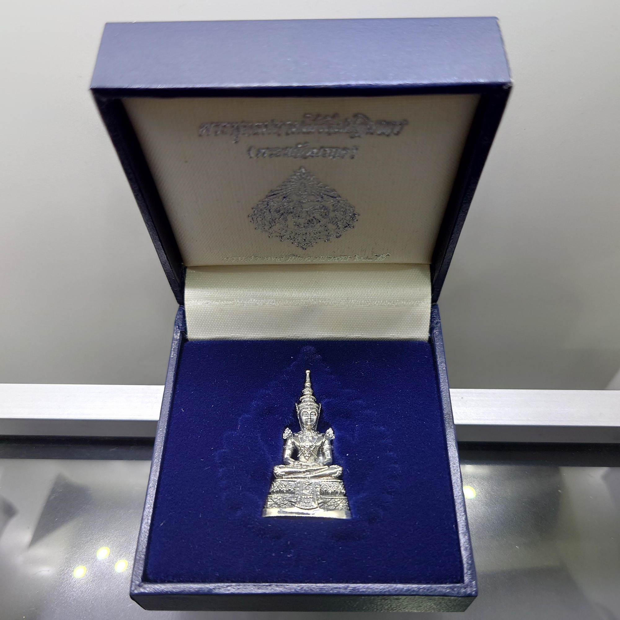 พระพุทธมหามณีรัตนปฏิมากร (พระแก้วมรกต) เนื้อเงินรมดำ กรมสรรพสามิต ครบรอบ 64 ปี พ.ศ.2539 พร้อมกล่องเดิม