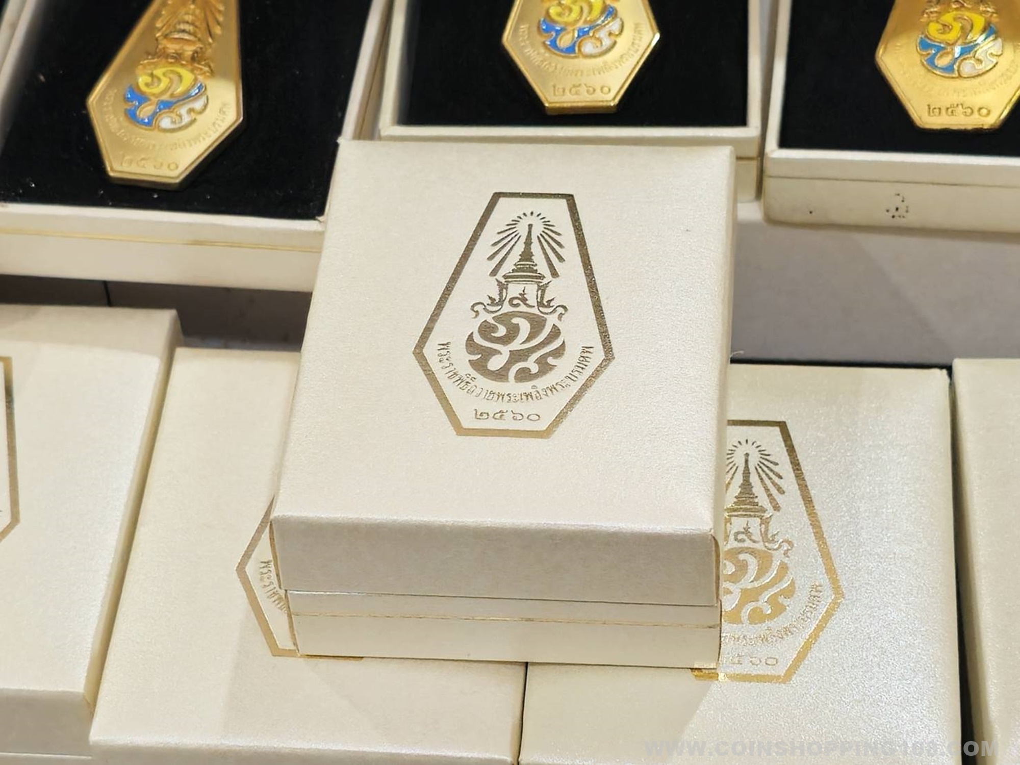 เข็มกลัด เข็มที่ระลึก พระราชพิธีถวายพระเพลิงพระบรมศพฯ ในหลวง รัชกาลที่9 ปี2560 พร้อมบรรจุกล่องเดิม รับประกันแท้