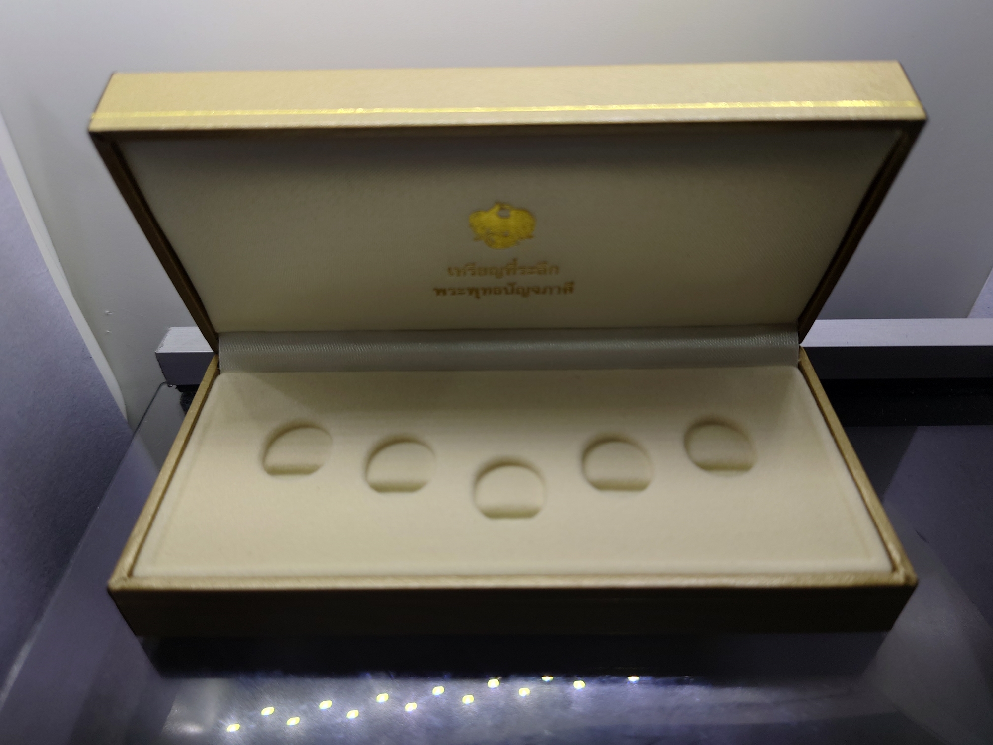 กล่องใส่เหรียญพุทธปัญจภาคี พิมพ์เล็ก แท้จาก กองส่งเสริมและพัฒนาทรัพย์สินมีค่าของรัฐ กรมธนารักษ์ ไม่ผ่านใช้