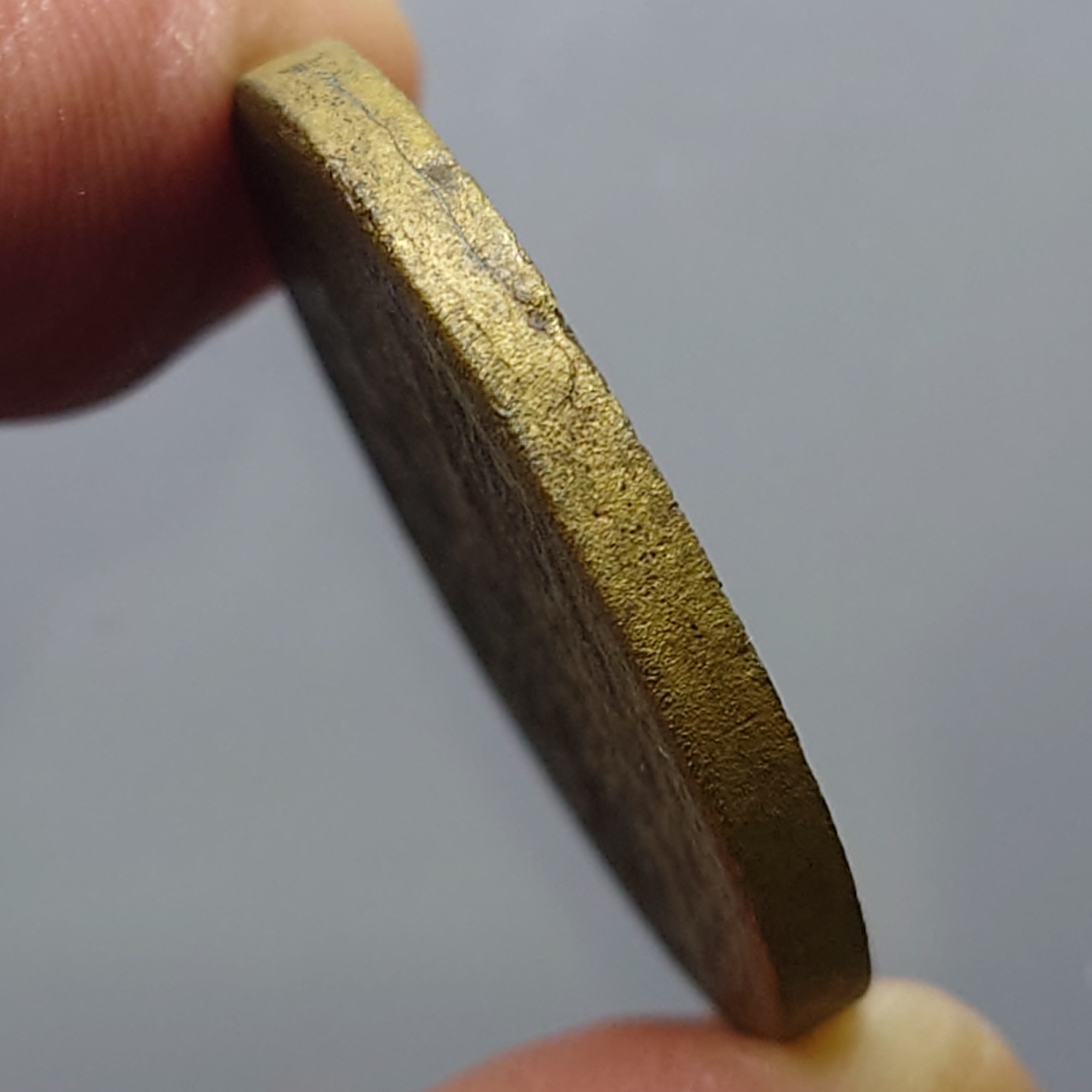 เหรียญ สีก ทองเหลือง พระมงกุฏ-พระแสงจักร (แบบหนา) รัชกาลที่4 พ.ศ.2408