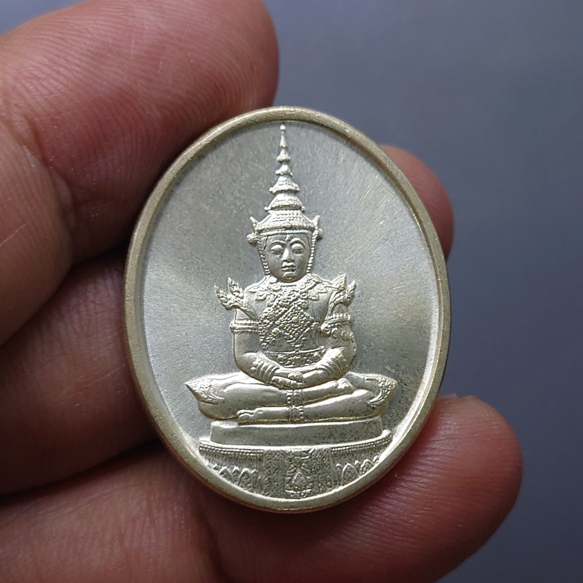 เหรียญพระแก้วมรกต ภปร รุ่นสอง ชุด 3 ฤดู เนื้อเงิน ฉลองกรุงรัตนโกสินทร์ 200 ปี พ.ศ.2525 พร้อมกล่องเดิม