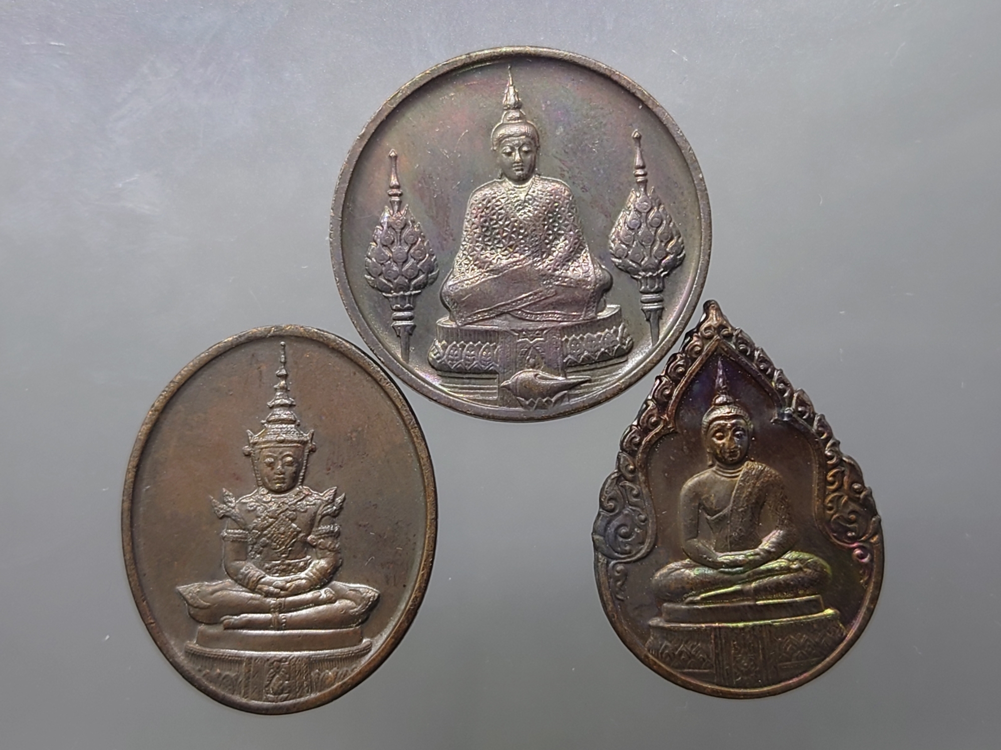เหรียญพระแก้วมรกต ภปร รุ่นสอง ชุด 3 ฤดู เนื้อทองแดงรมดำ ฉลองกรุงรัตนโกสินทร์ 200 ปี พ.ศ.2525