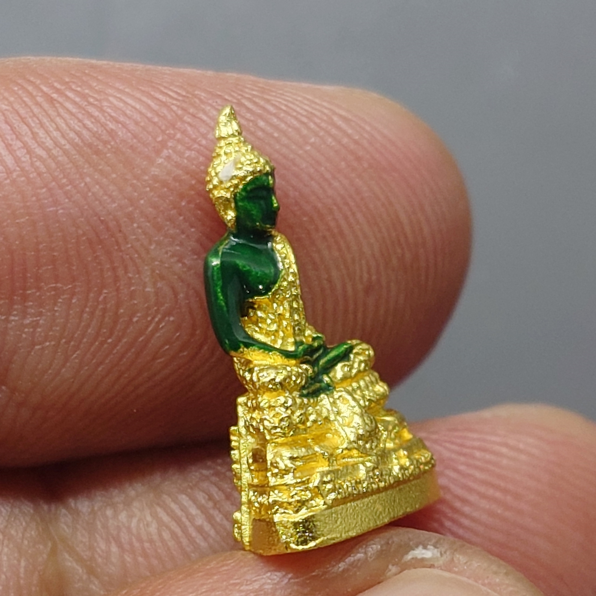 พระแก้วมรกต ทรงฤดูฝน (พิมพ์เล็ก ขนาดสูง 18มิล) เนื้อโลหะเคลือบสีเขียว เครื่องทรงชุบทอง สำนักพระราชวัง สร้าง พุทธาภิเษก ณ วัดพระศรีรัตนศาสดาราม พ.ศ.2547 รับประกันแท้