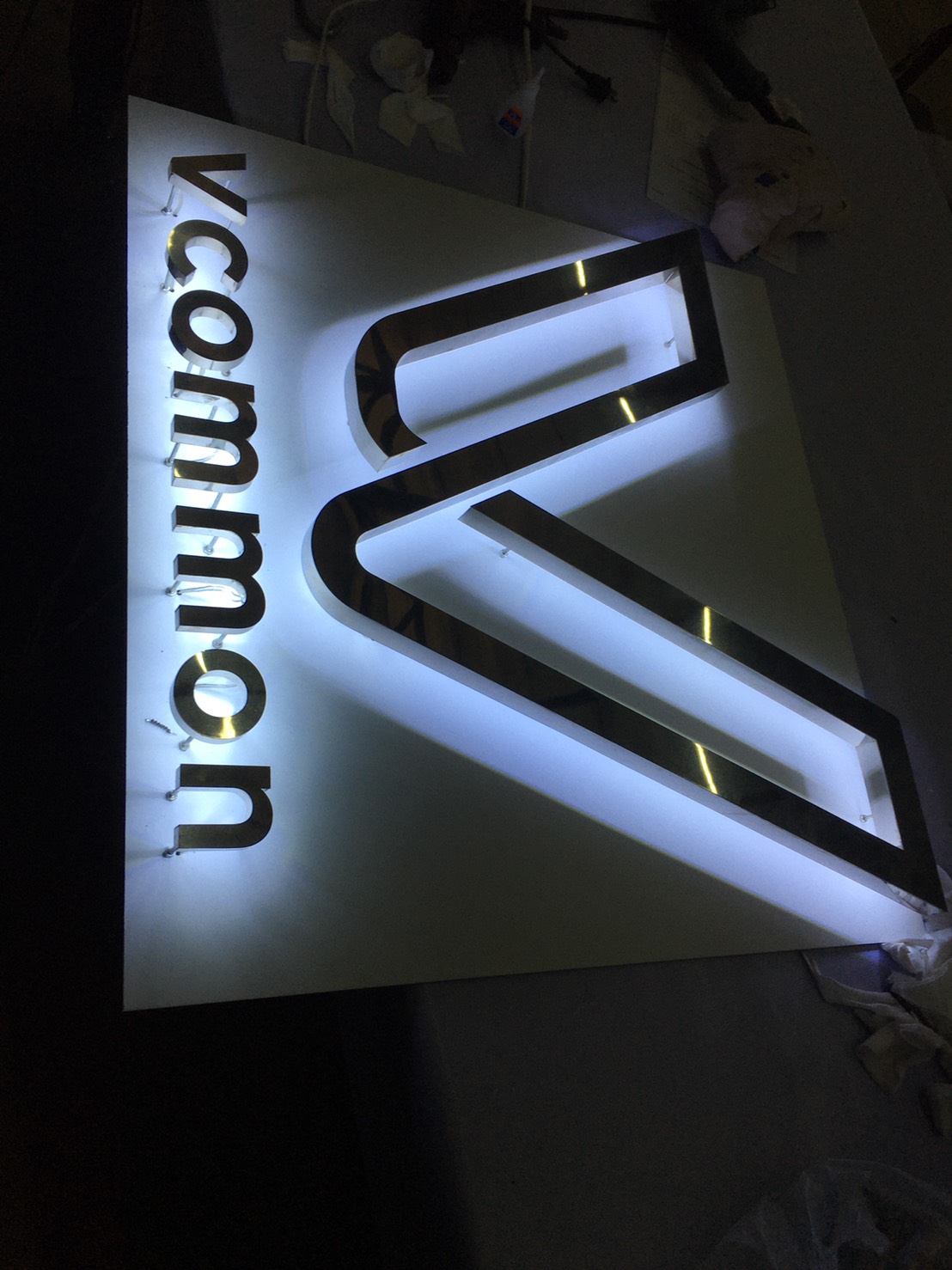 ป้ายไฟแอลอีดีแสตนเลสเงินเงาไฟออกหลัง งานVCOMMON