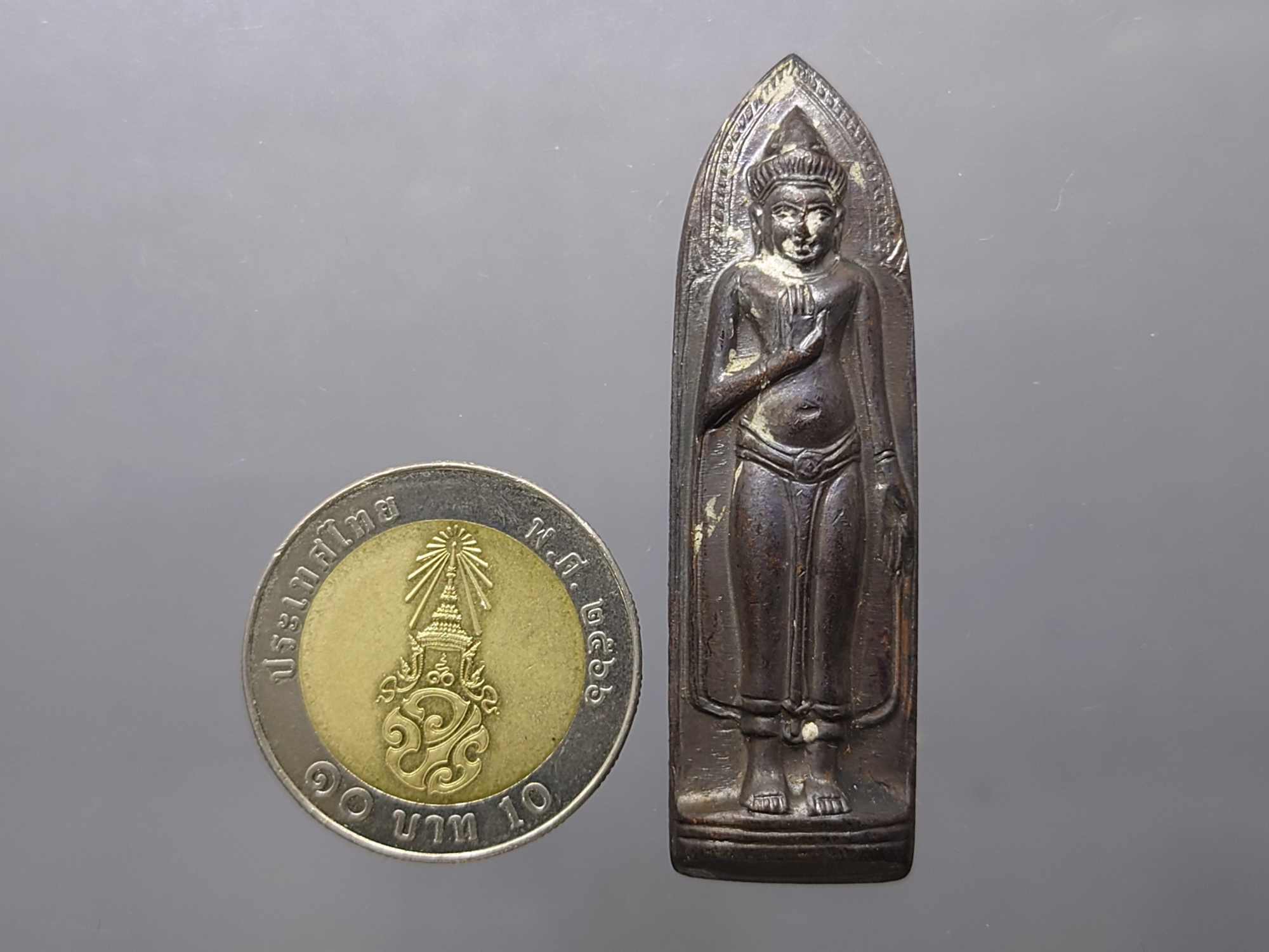 พระร่วงหลังรางปืน บล็อกเจดีย์จม สะดือรี บล็อกนิยม (หลวงปู่โต๊ะ หลวงปู่แหวน ร่วมปลุกเสก) วัดพระธาตุดอยสุเทพ จ.เชียงใหม่ พ.ศ.2515