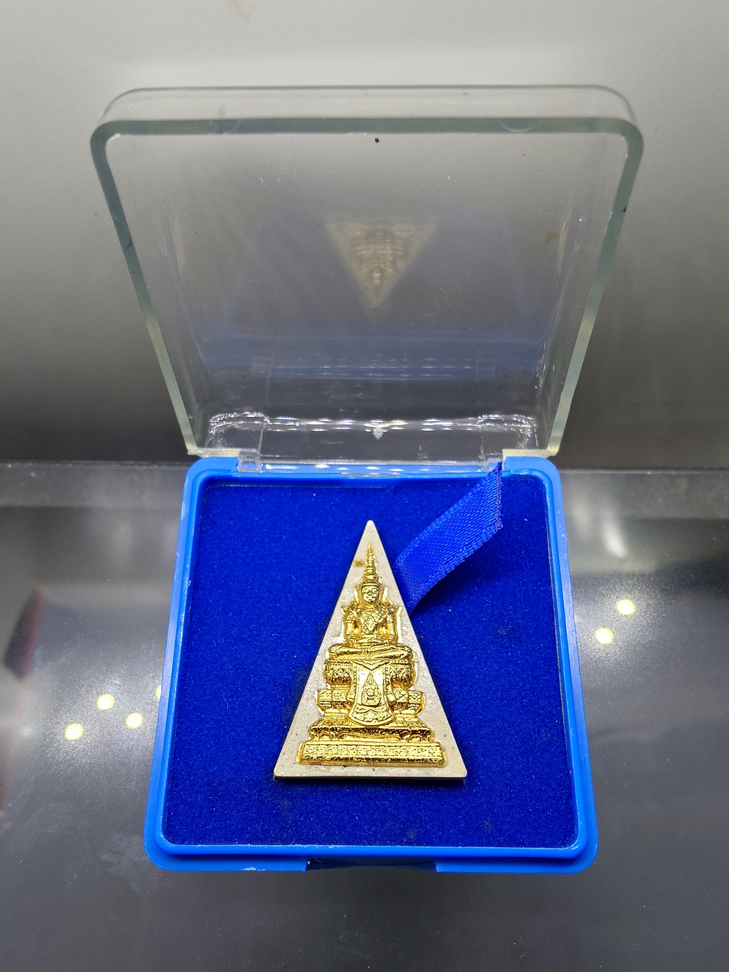 พระผงบูชา พระแก้วมรกต หน้าปิดทอง หลังตราสัญลักษณ์เนื้อเงิน ฉลองสิริราชสมบัติ ครบ 60 ปี ในหลวง รัชกาลที่9 พ.ศ.2550