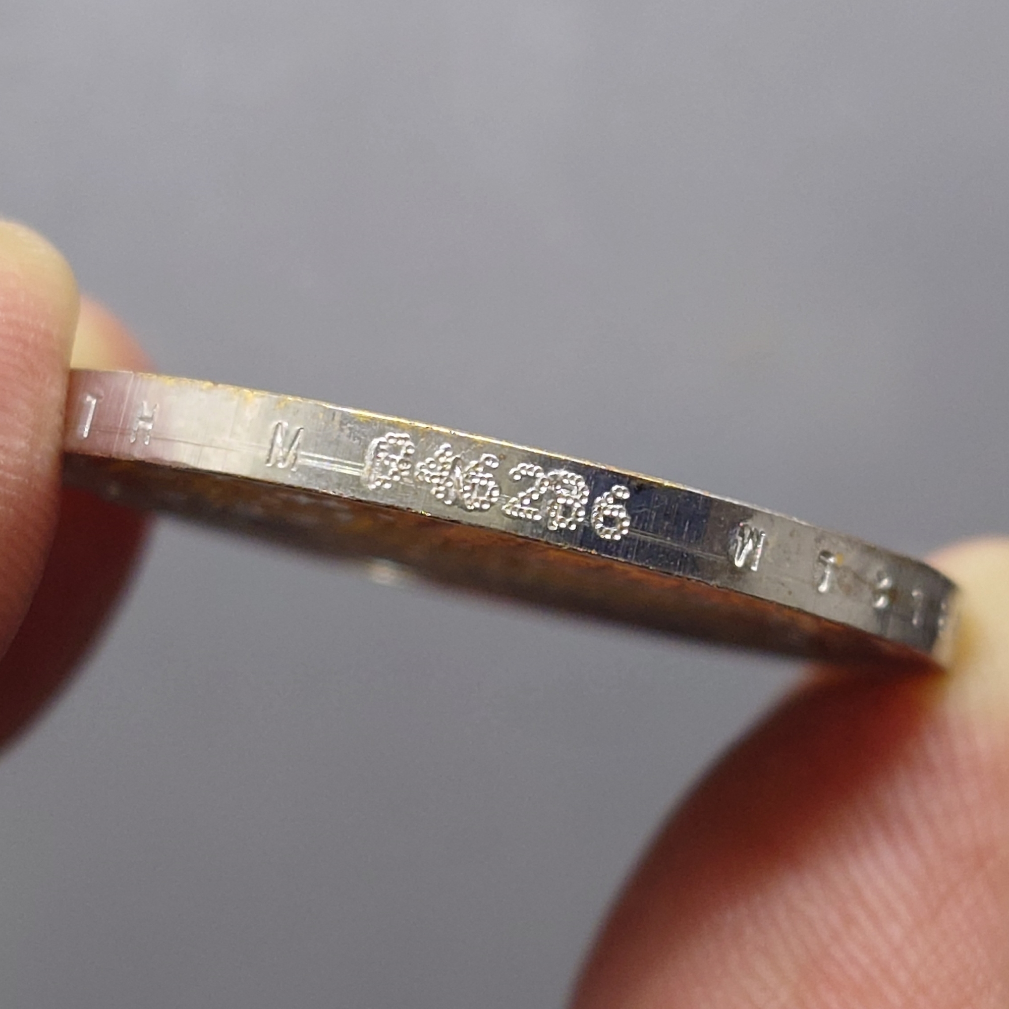 เหรียญพระแก้วมรกต ทรงเครื่อง 3 ฤดู พระจอมเกล้าพระนครเหนือ ปี 2538 เนื้อสามกษัตริย์ ขนาด 3.2 ซม.