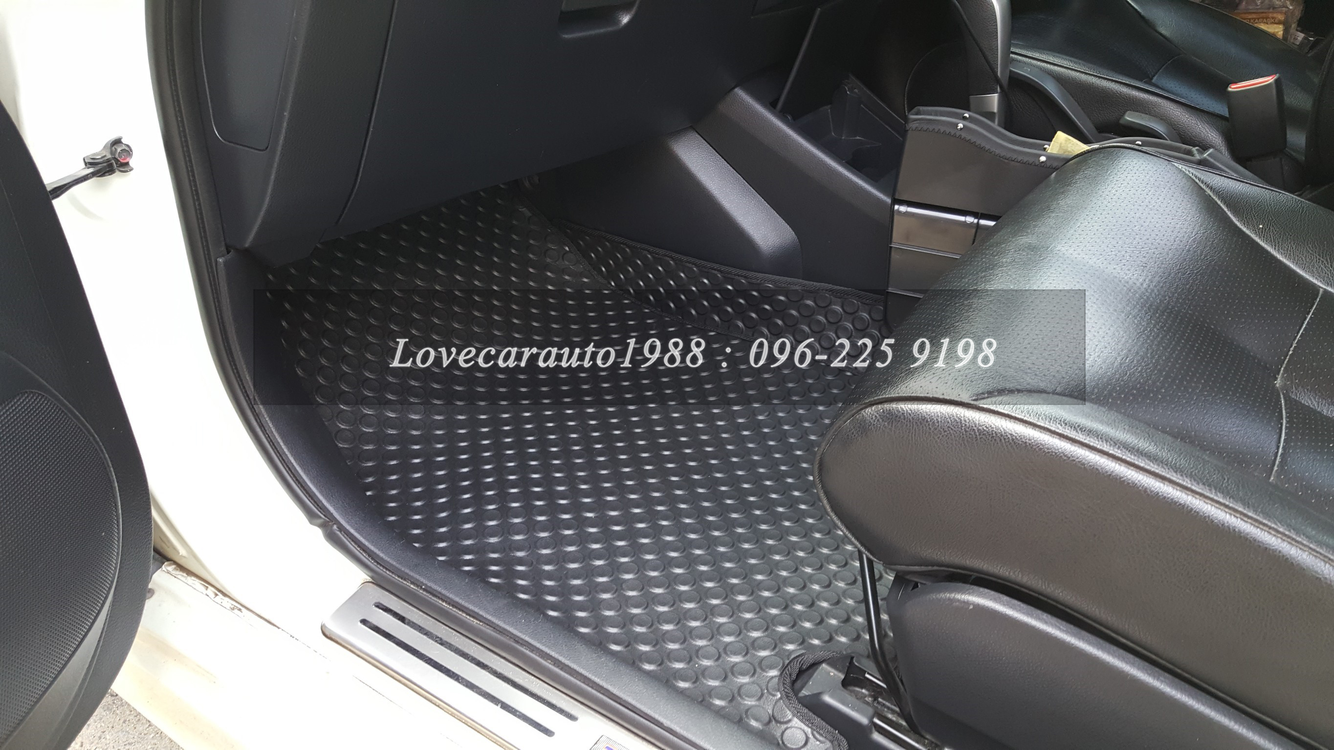 ยางปูพื้นรถยนต์ Nissan Tiidaa ลายกระดุมสีดำ