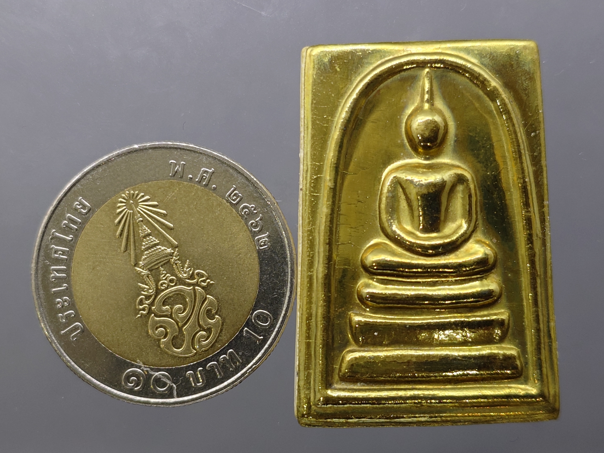 สมเด็จพิมพ์เส้นด้าย ได้เงิน-ได้ทอง หน้ากากทองเหลือง หลังแผ่นหัวใจพระคาถาชินบัญชร เนื้อทองเหลือง วัดอินทรวิหาร บางขุนพรหม ปี2552 พร้อมกล่องเดิม