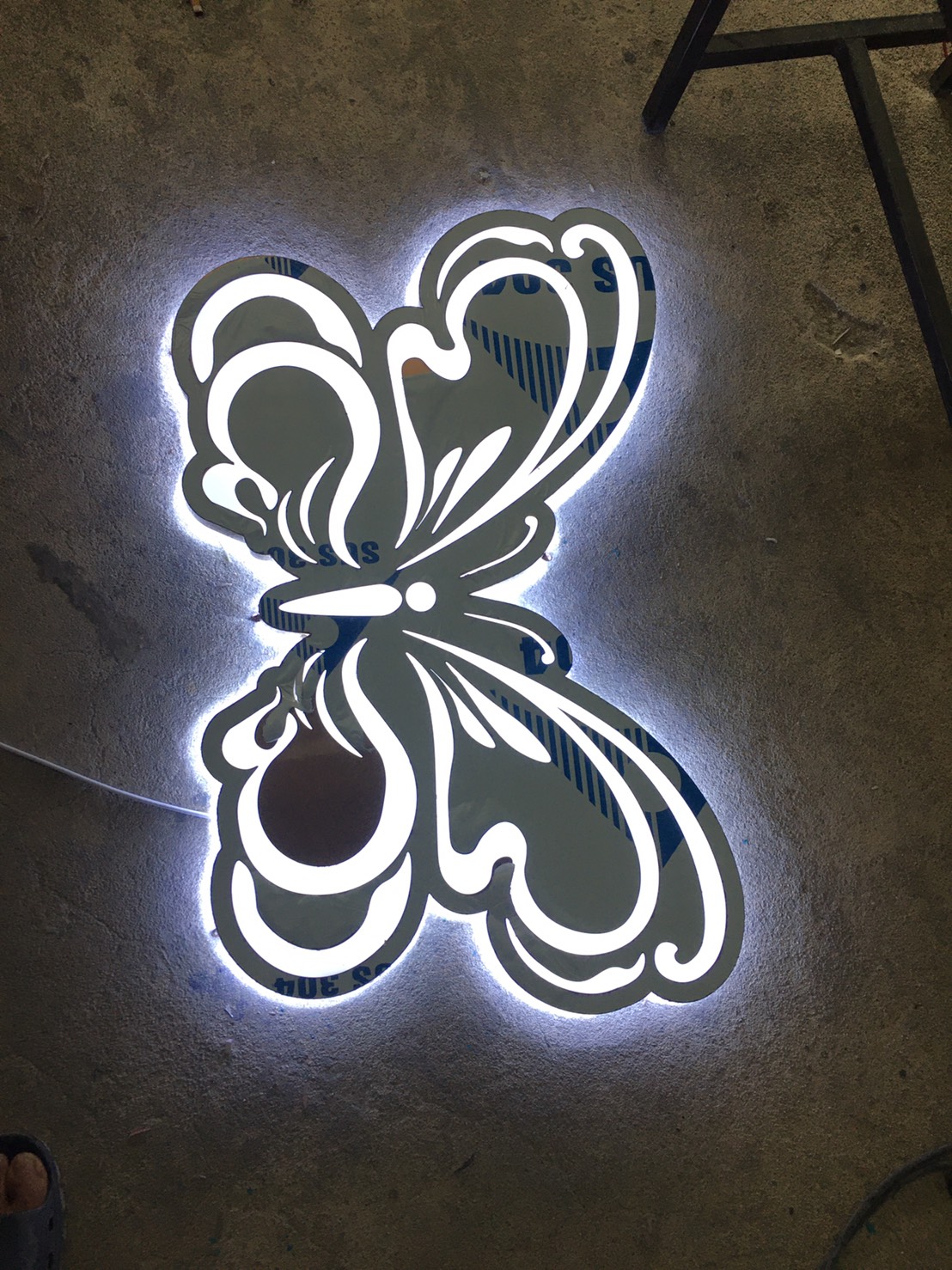 ป้ายสแตนเลสไฟออกหลัง งานผีเสื้อ THE YOUNG Skin&Plastic surgery center