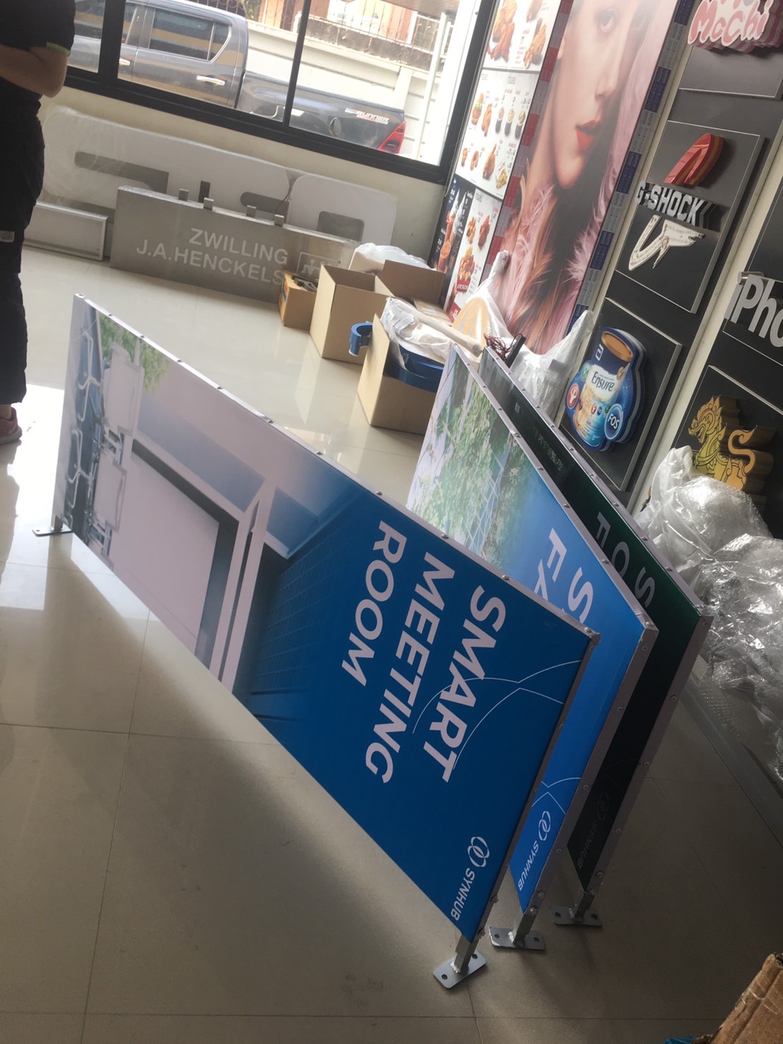 งานป้ายไวนิลขึงโครงเหล็กพร้อมขายื่น ป้ายไวนิลโชว์ยึดติดผนัง งานไวนิลSMART FARM