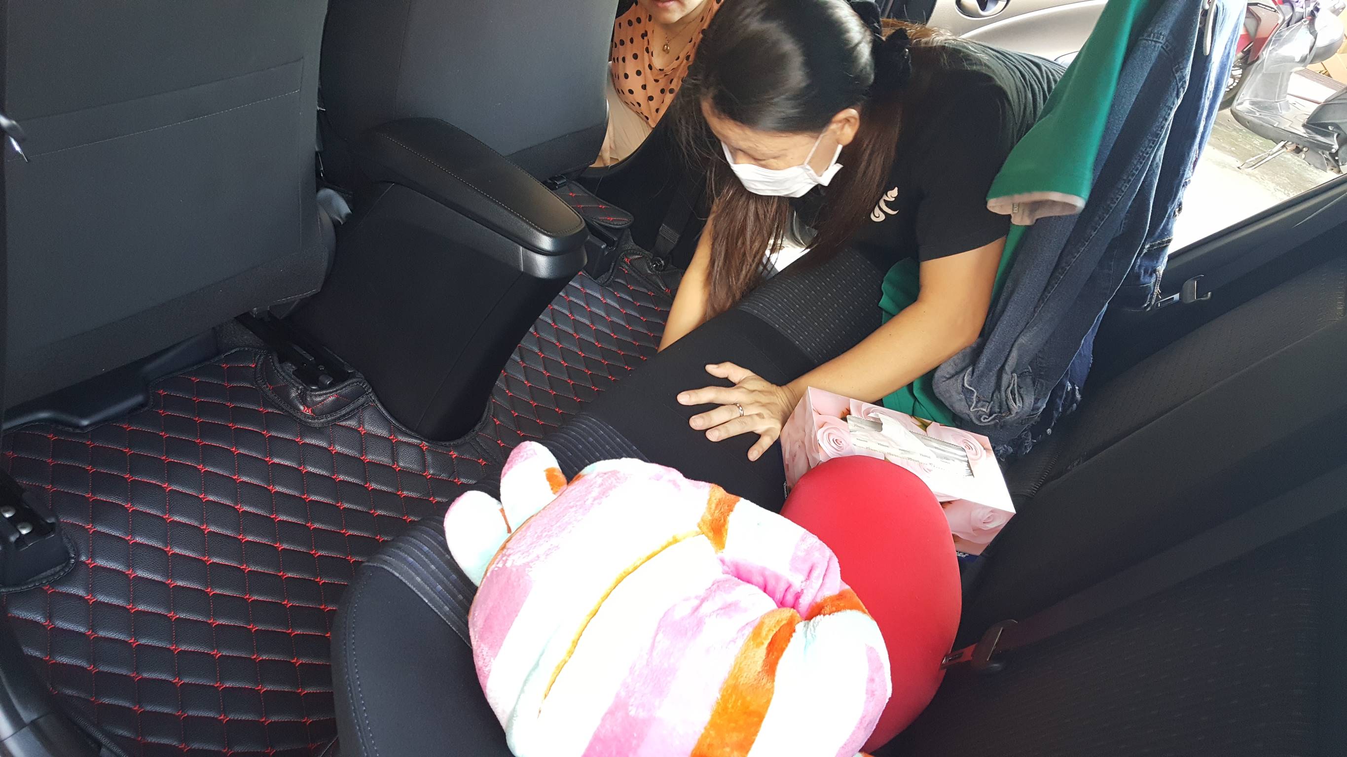 พรม6D Yaris ATIV สีดำแดง