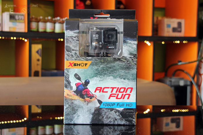 กล้อง Action Camera ตัวนี้ถูกบรรจุมาในกล่องกระดาษแบบง่ายๆ แต่ลวดลายนั้นถือว่าสวยงามเลย ให้รู้เลยว่าเป็นกล้องสำหรับขาลุยโดยเฉพาะ ซึ่งบอกชัดเจนว่าเป็นกล้อง Action Camera มีความละเอียดอยู่ที่ 1080P Full HD