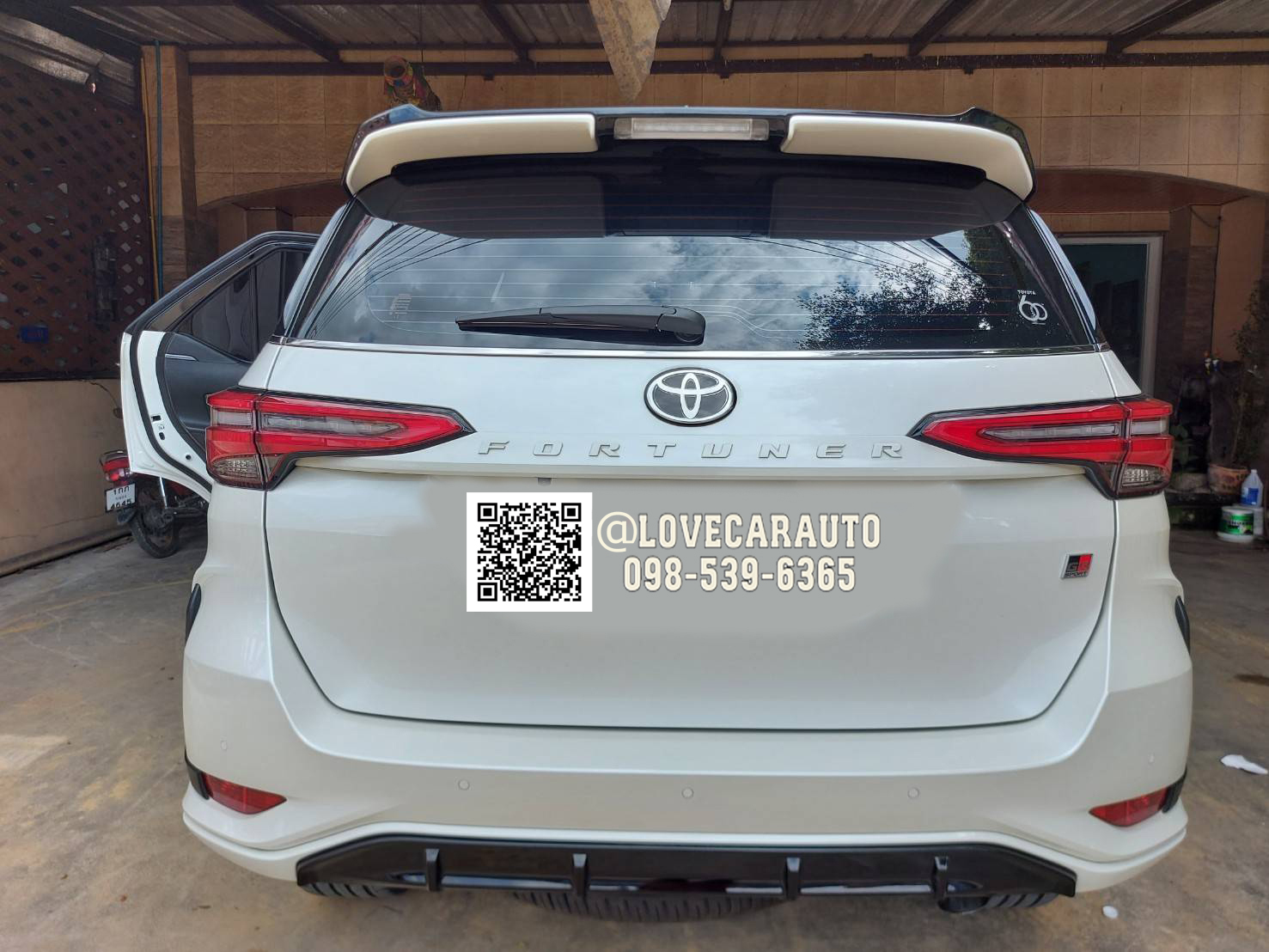 พรมปูพื้นรถยนต์ 7D toyota fortuner leader 2022 สีดำด้ายแดง +ไวนิลแดงขอบดำ