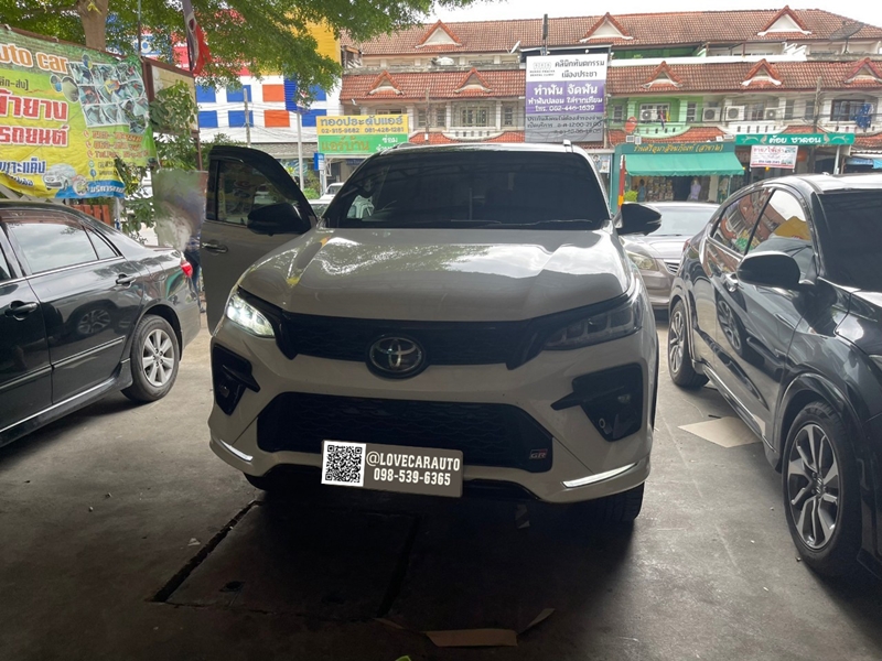 พรมปูพื้นรถยนต์ Toyota Fortuner 2023 กระดุมเล็กสีครีมขอบดำ