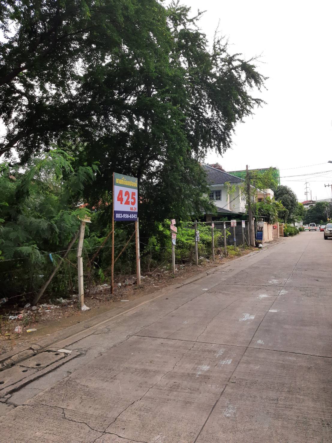 ป้ายไวนิลขึงโครงไม้พร้อมขาปักดิน งานขายที่ดินแปลงนี้ 425 ตร.วา