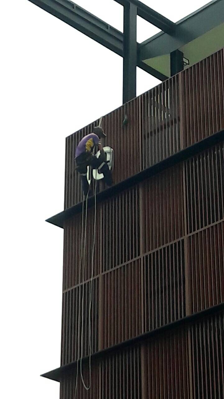 ป้ายตัวหนังสือโลหะซิ้งค์พ่นสีขาว งานเอกวัฒนาค้าไม้